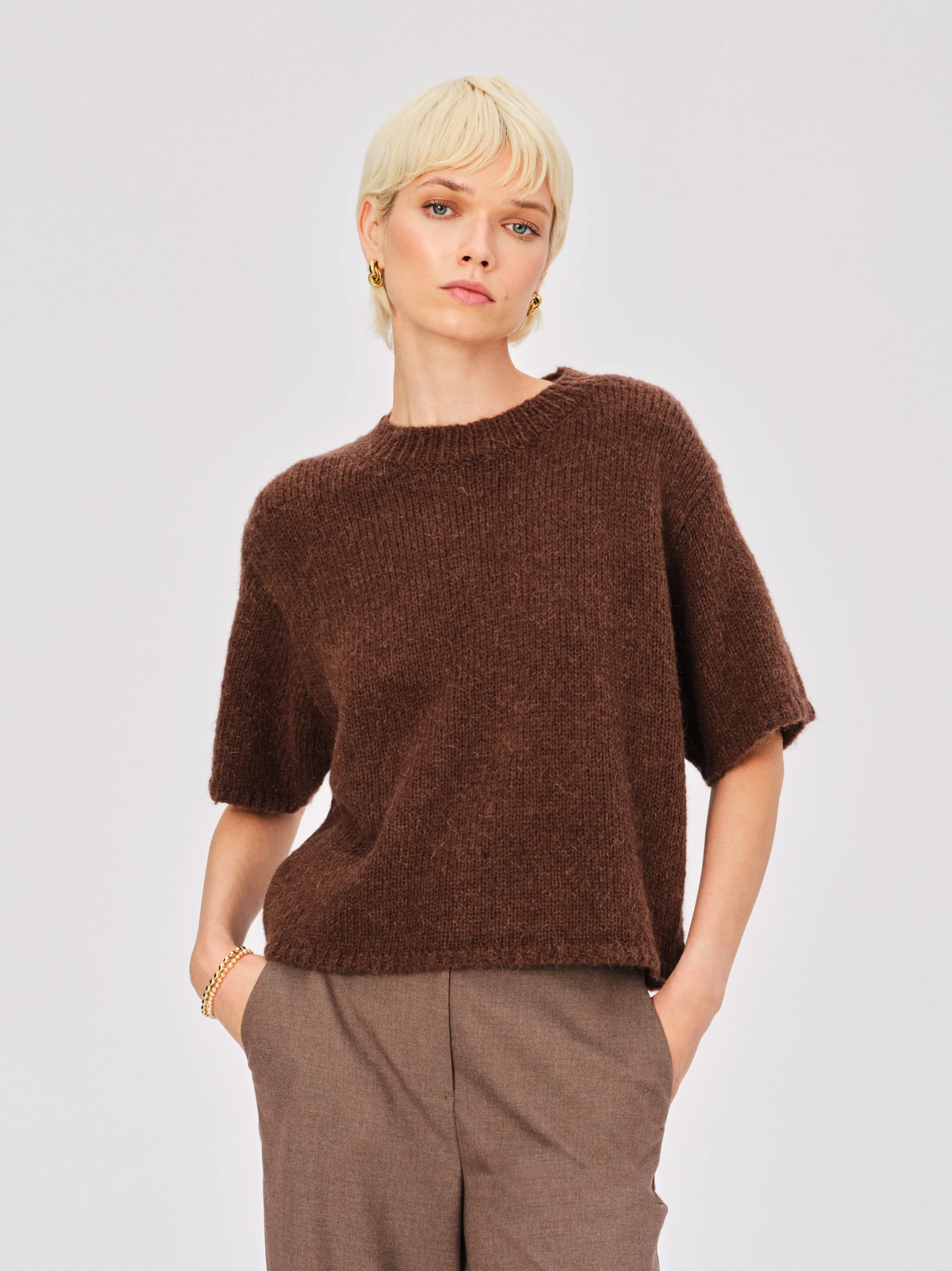 Brown loose-fitting short-sleeved sweater