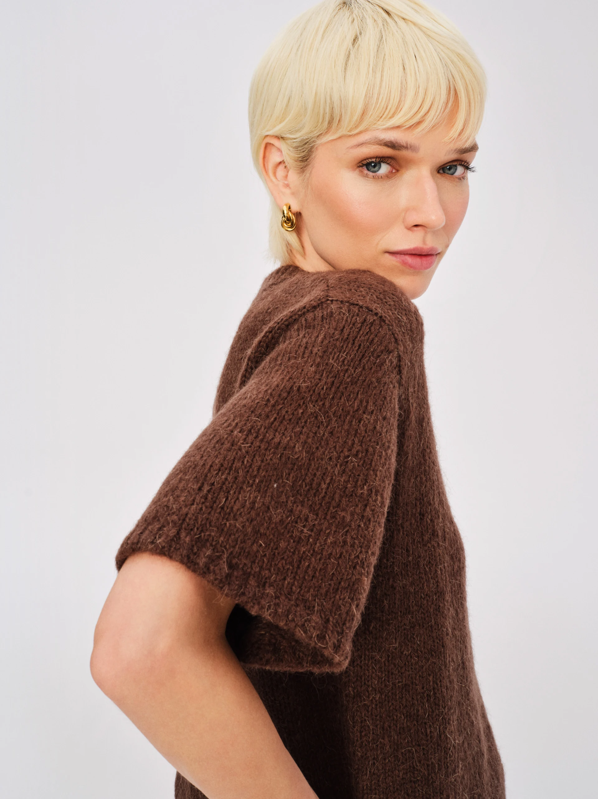 Brown loose-fitting short-sleeved sweater