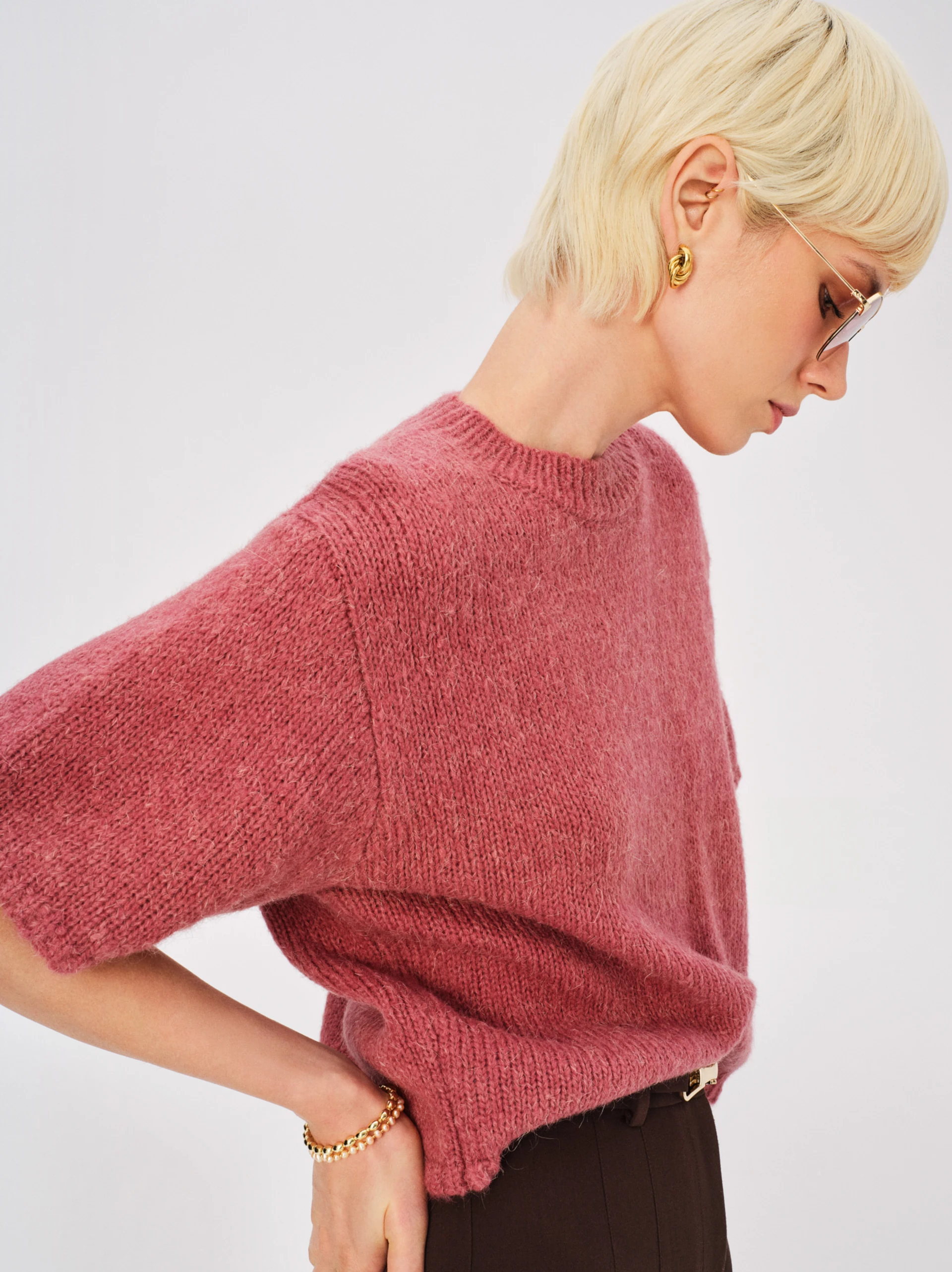 Loose-fitting rose-colored short-sleeved sweater