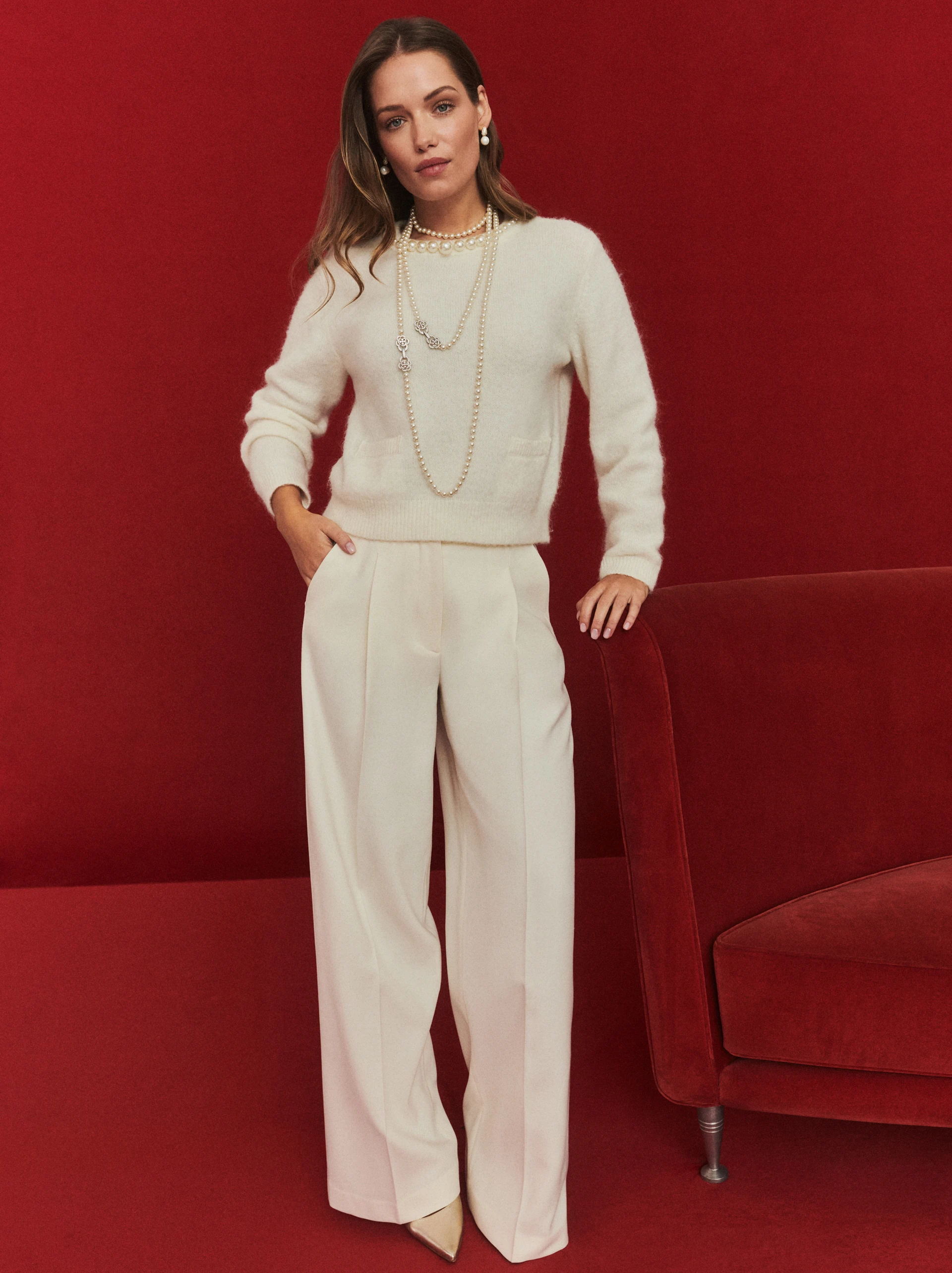 Creamy sweater with pearls and pockets