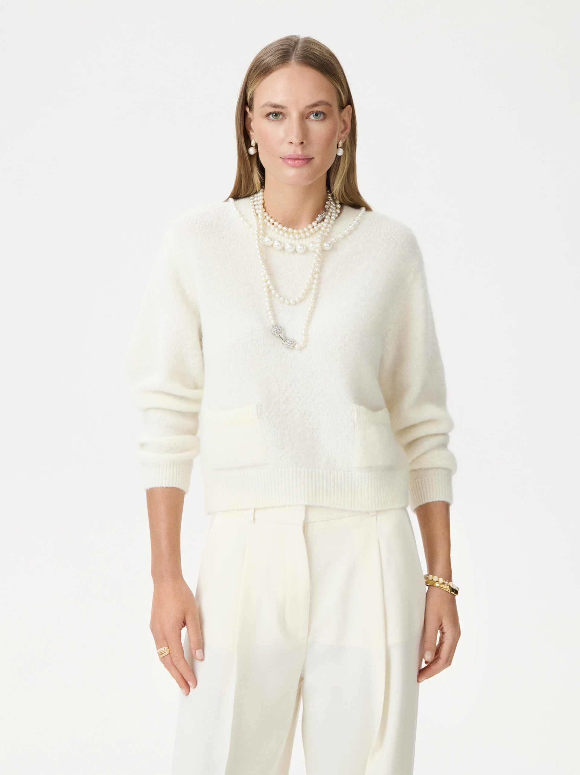 Creamy sweater with pearls and pockets