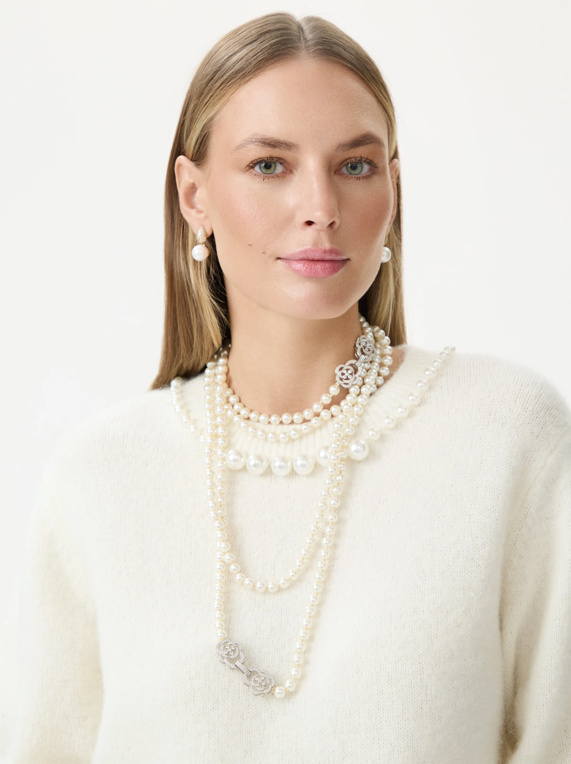 Creamy sweater with pearls and pockets