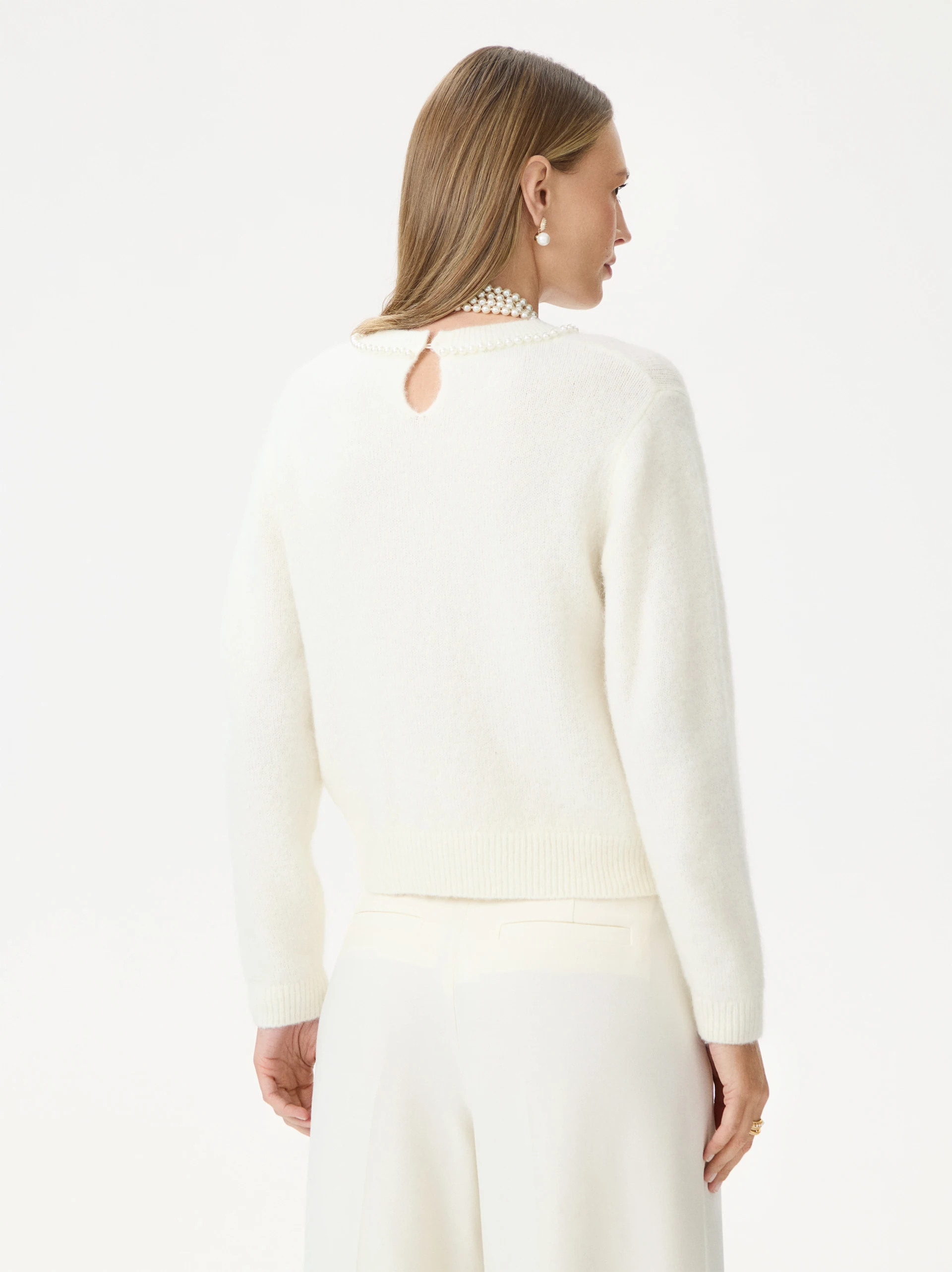 Creamy sweater with pearls and pockets