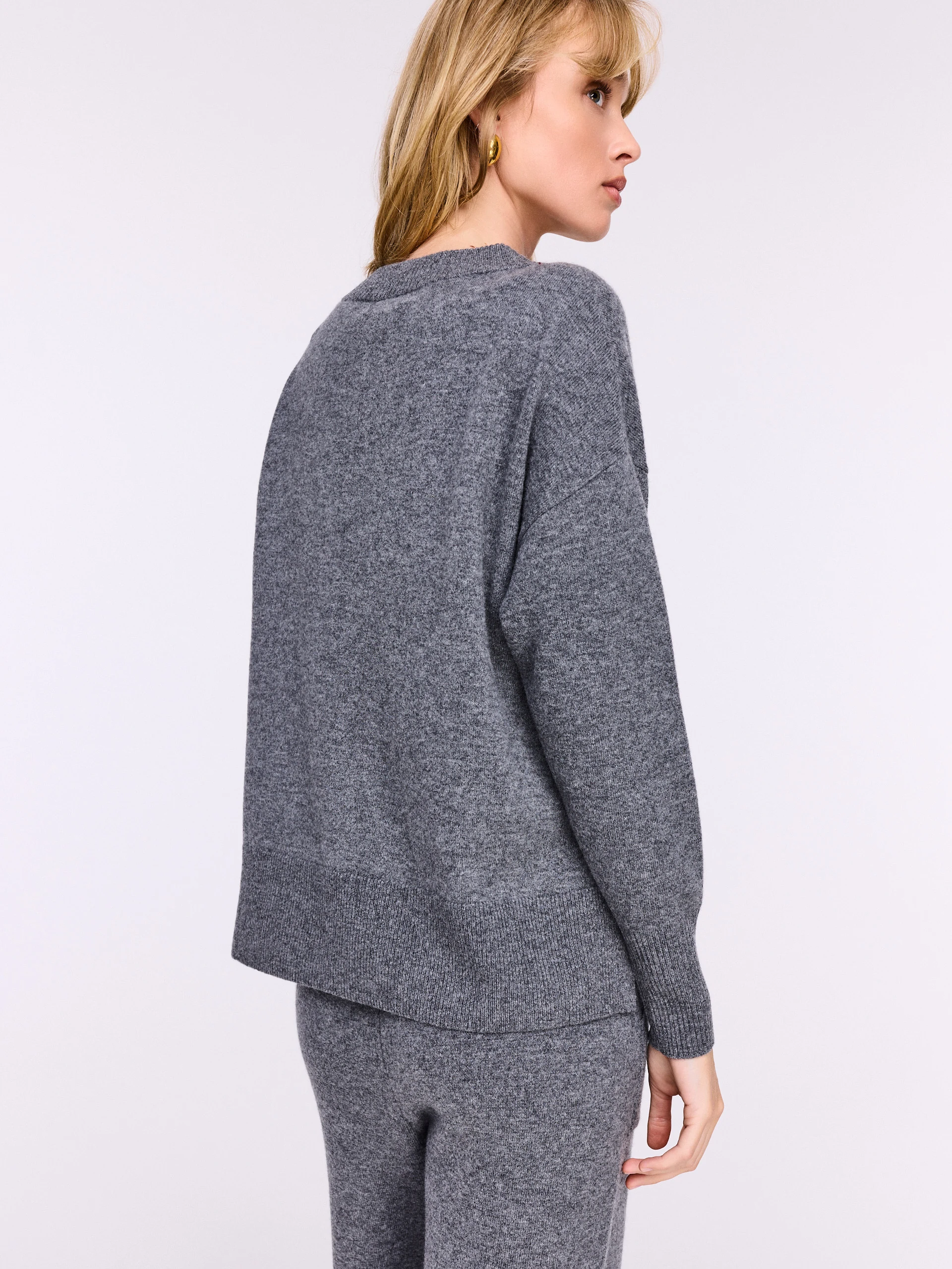 Wełniany szary sweter z kaszmirem