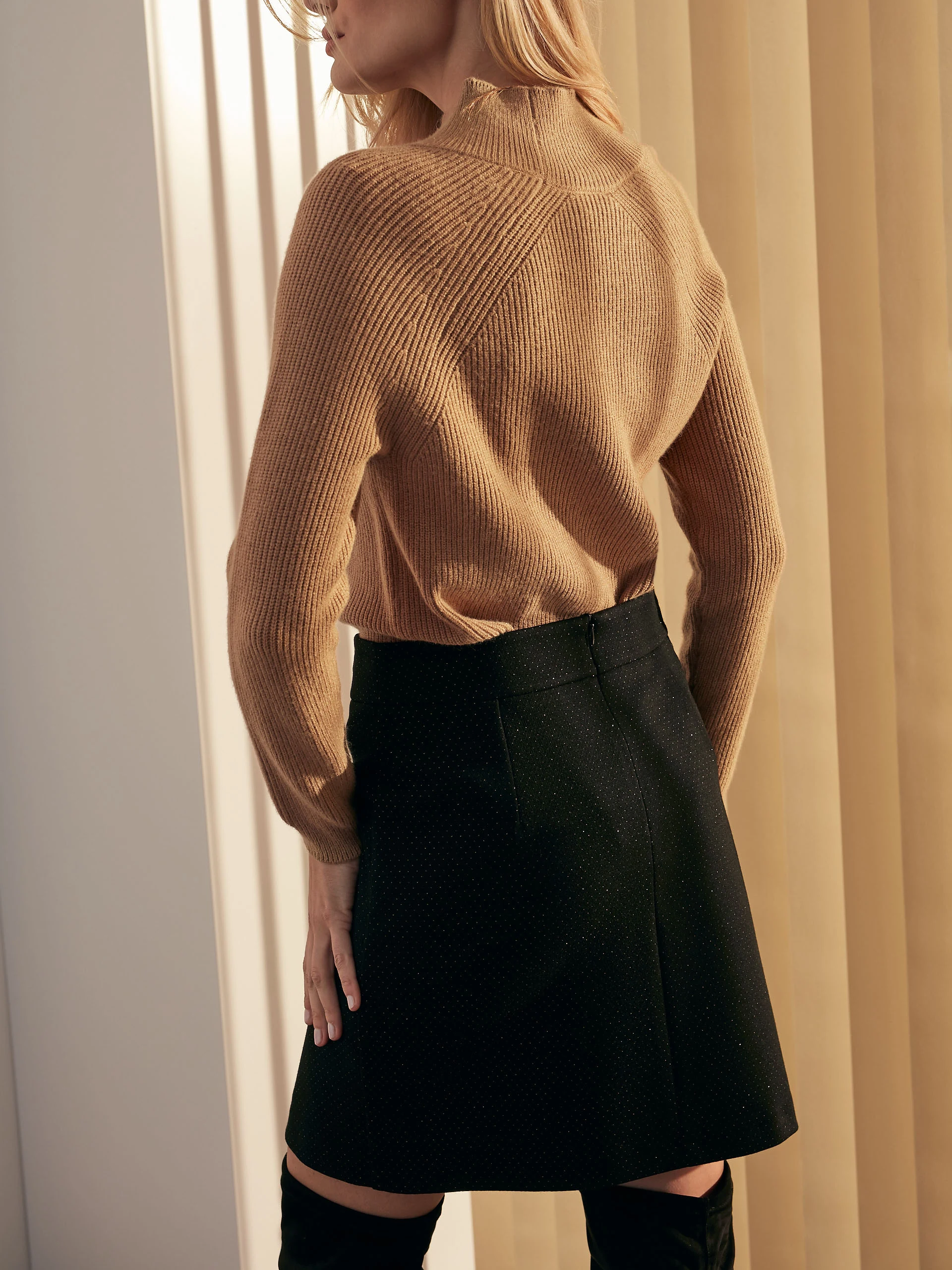 RIBBED KNIT SWEATER