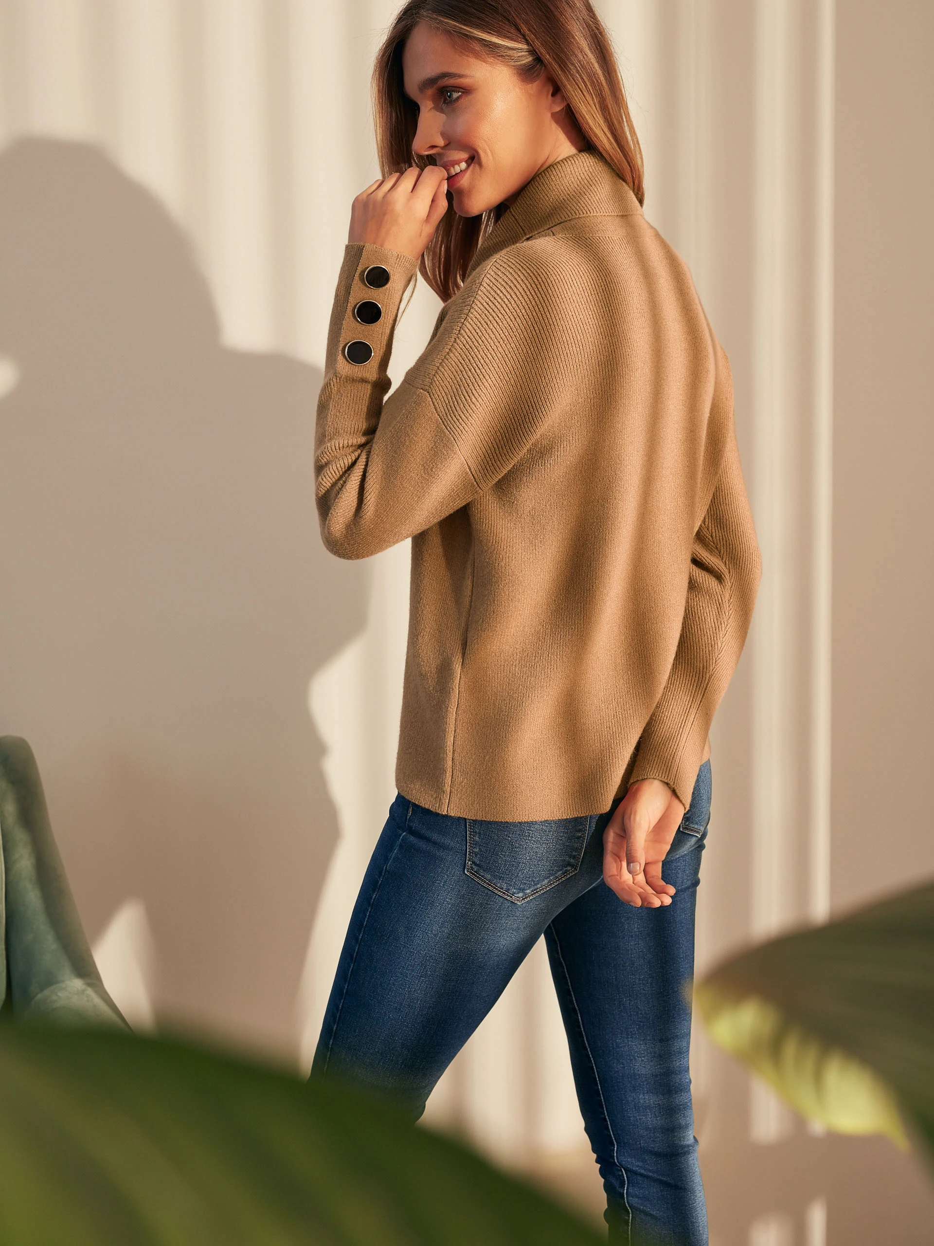 SWETER Z OBNIŻONĄ LINIĄ RAMION