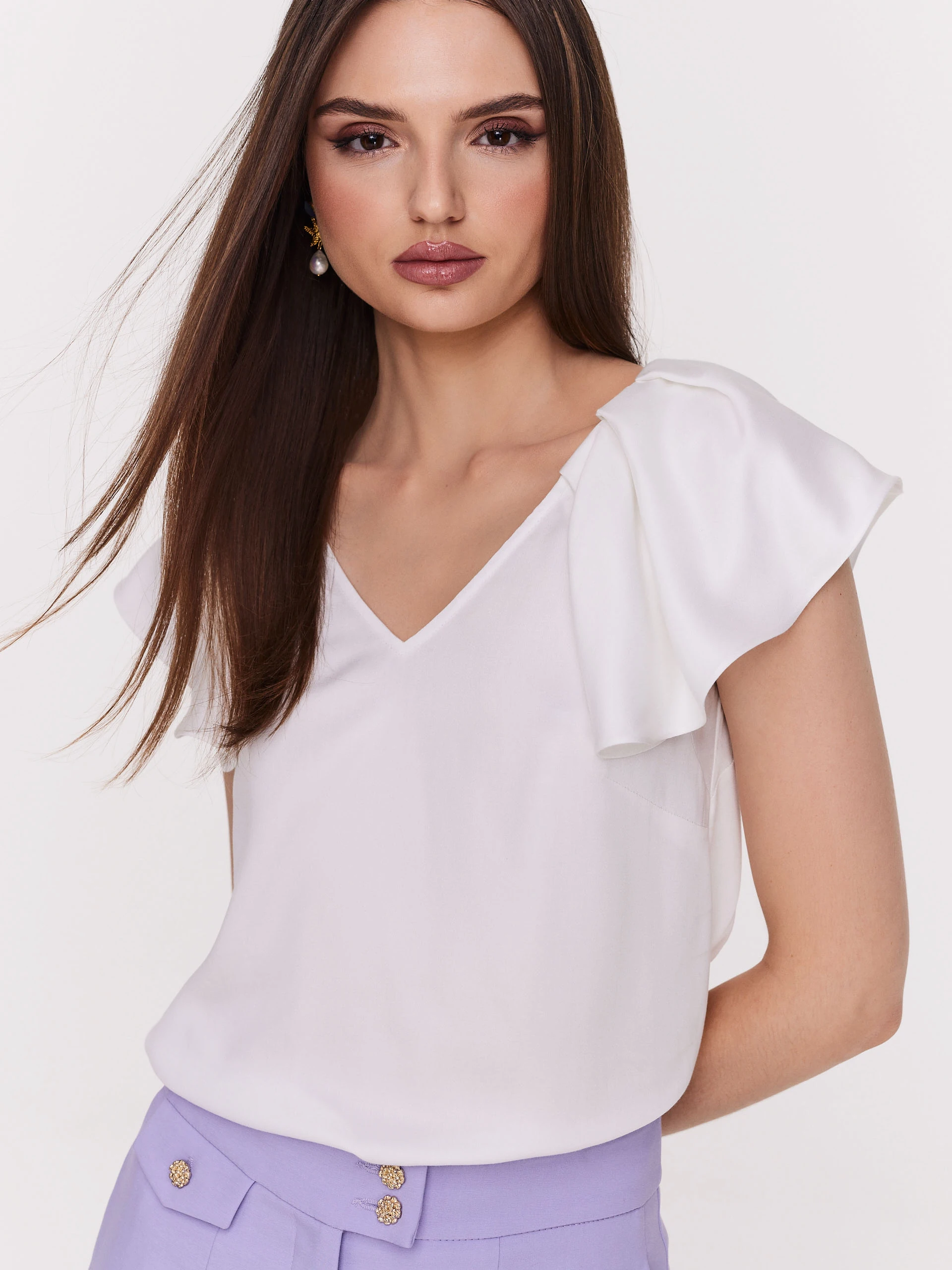 Luźna biała bluzka z falbaną