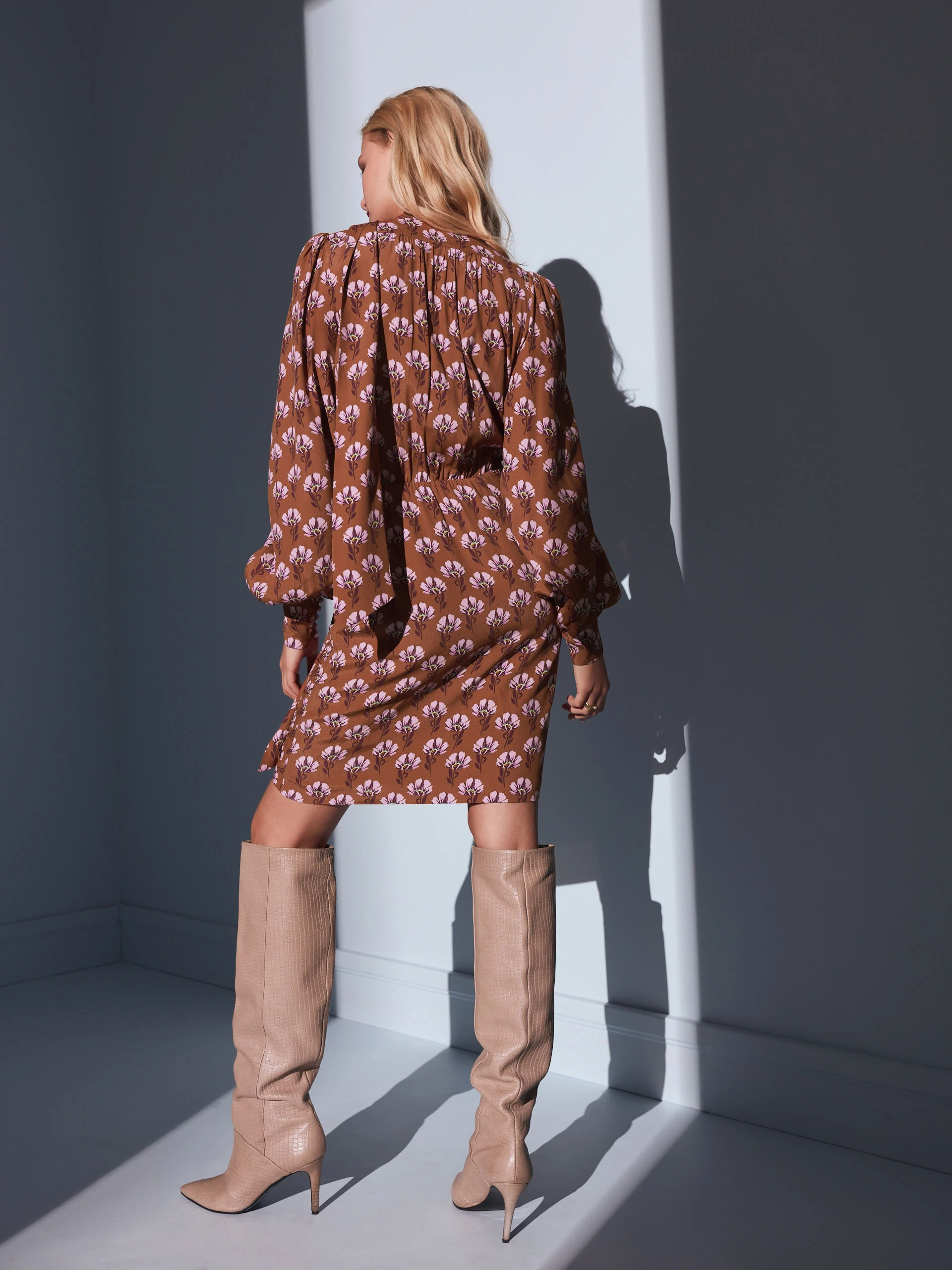 Brązowa sukienka mini w stylu boho