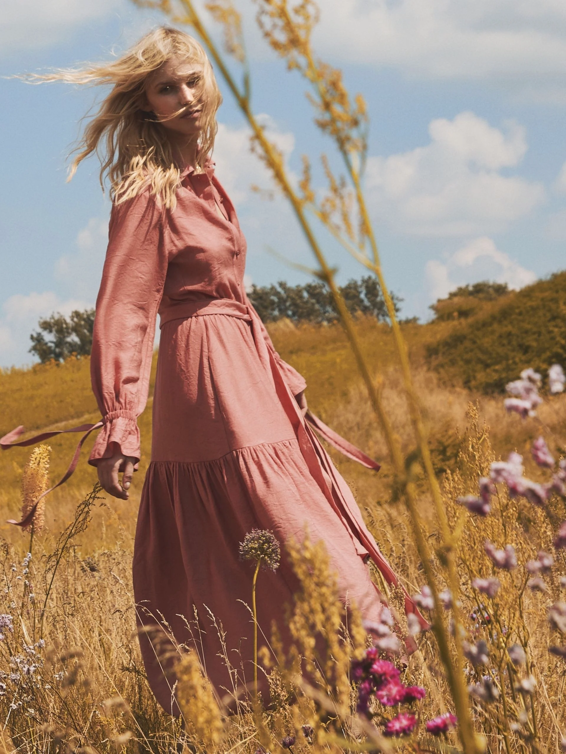 Sukienka boho w kolorze antycznego różu