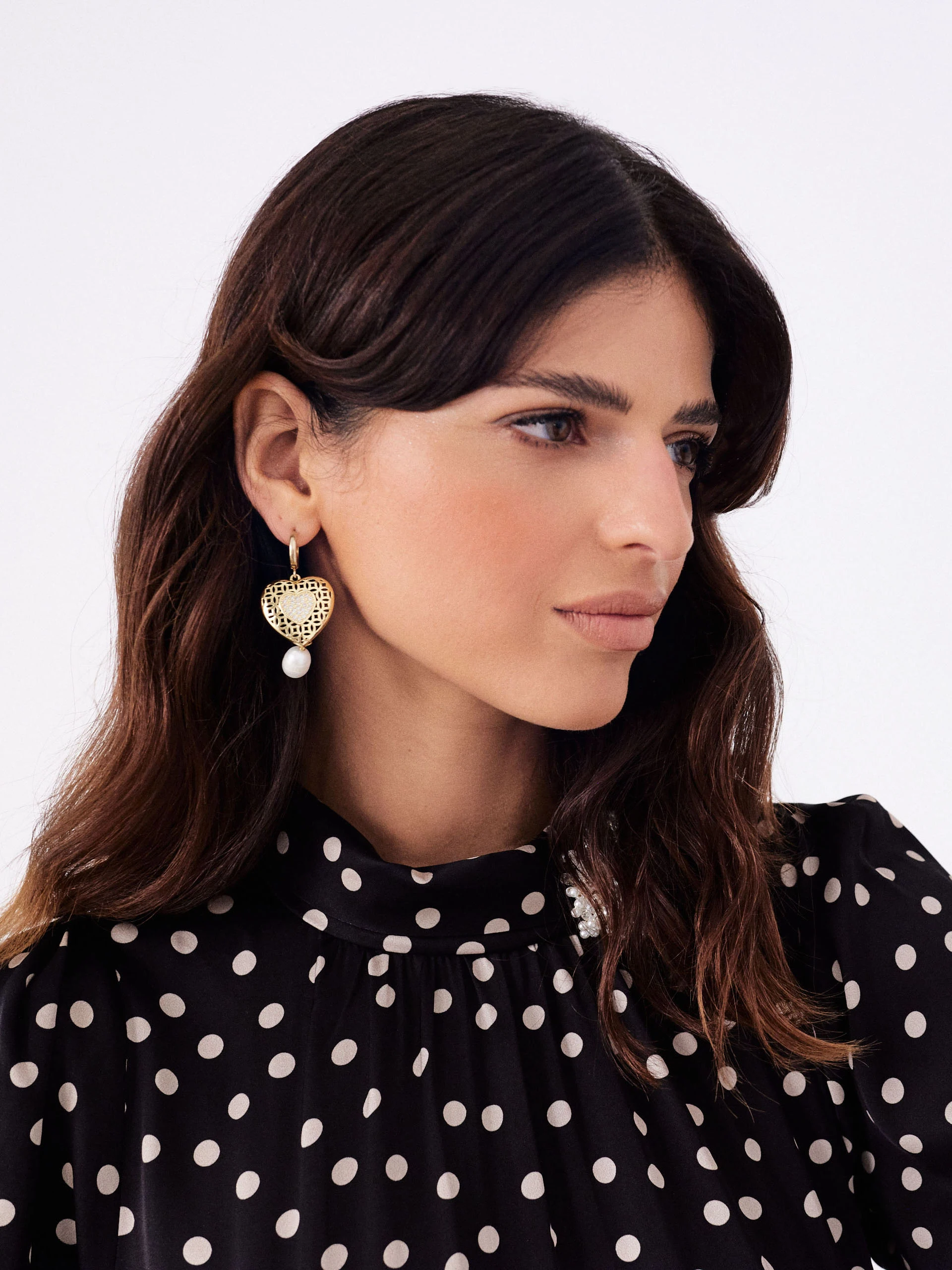 Elegant midi dress in peas with pearl brooch