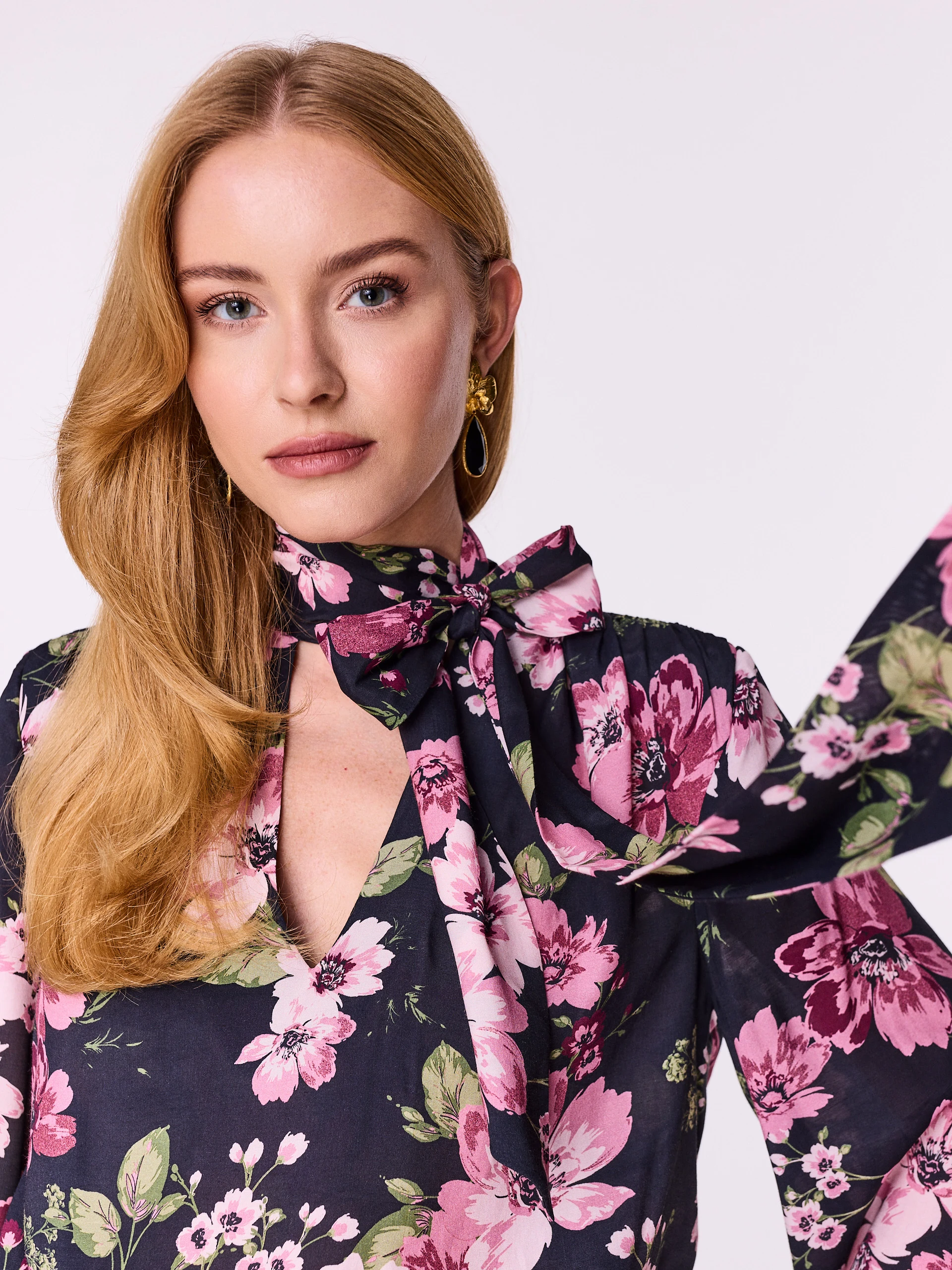 Elegancka czarna bluzka z wiskozy w kwiaty
