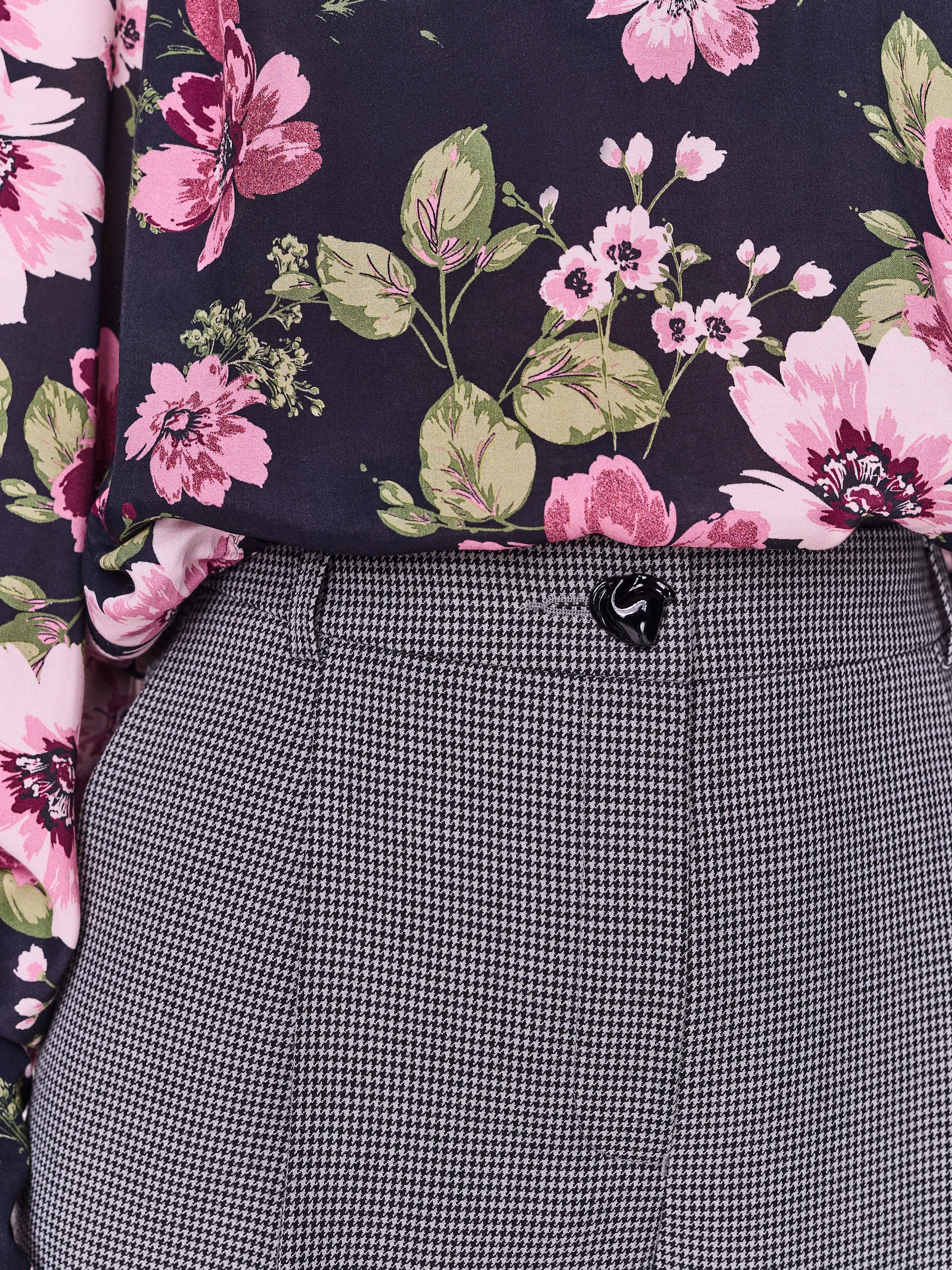 Elegant houndstooth shorts