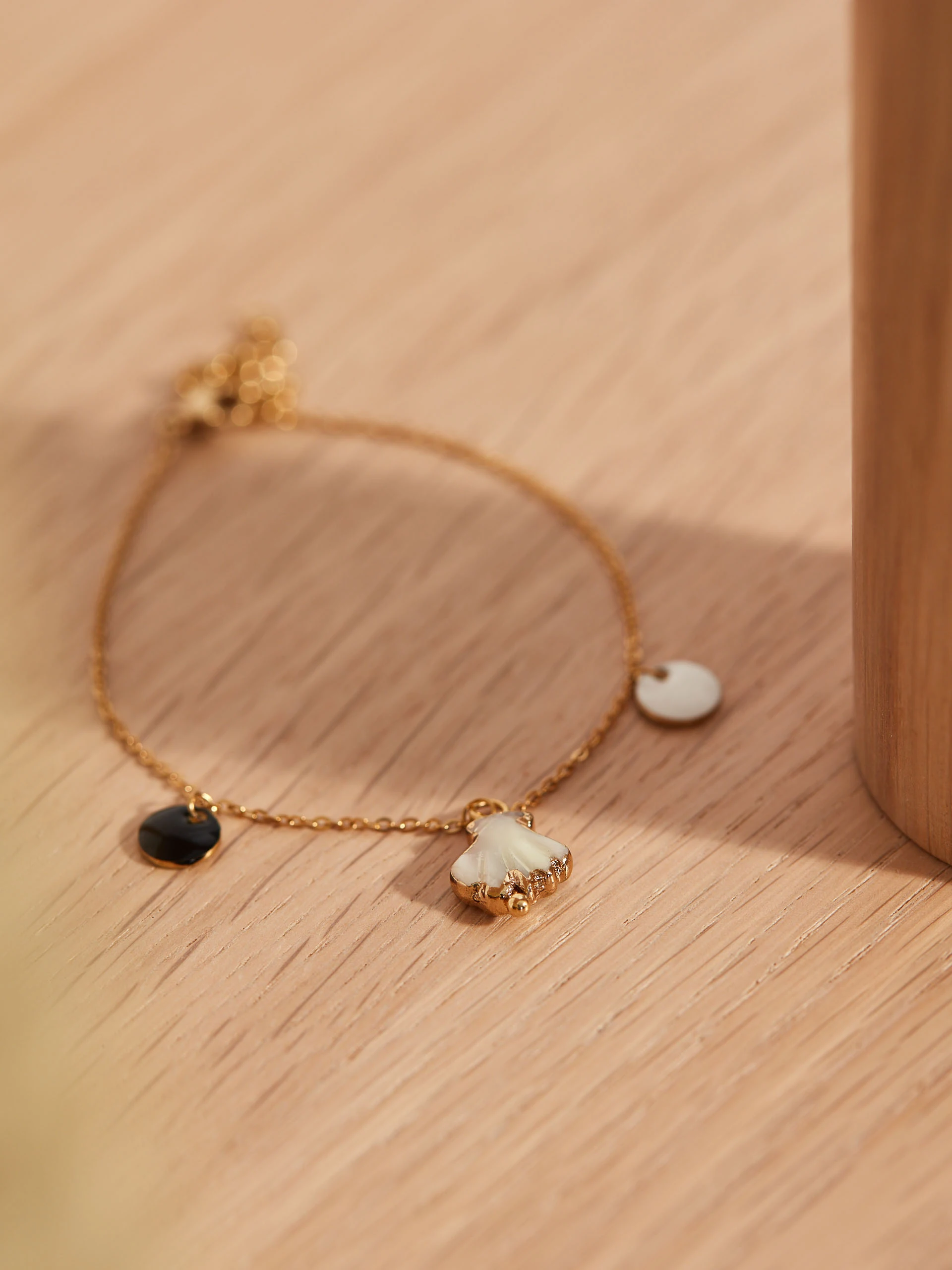 BRACELET WITH A SEASHELL