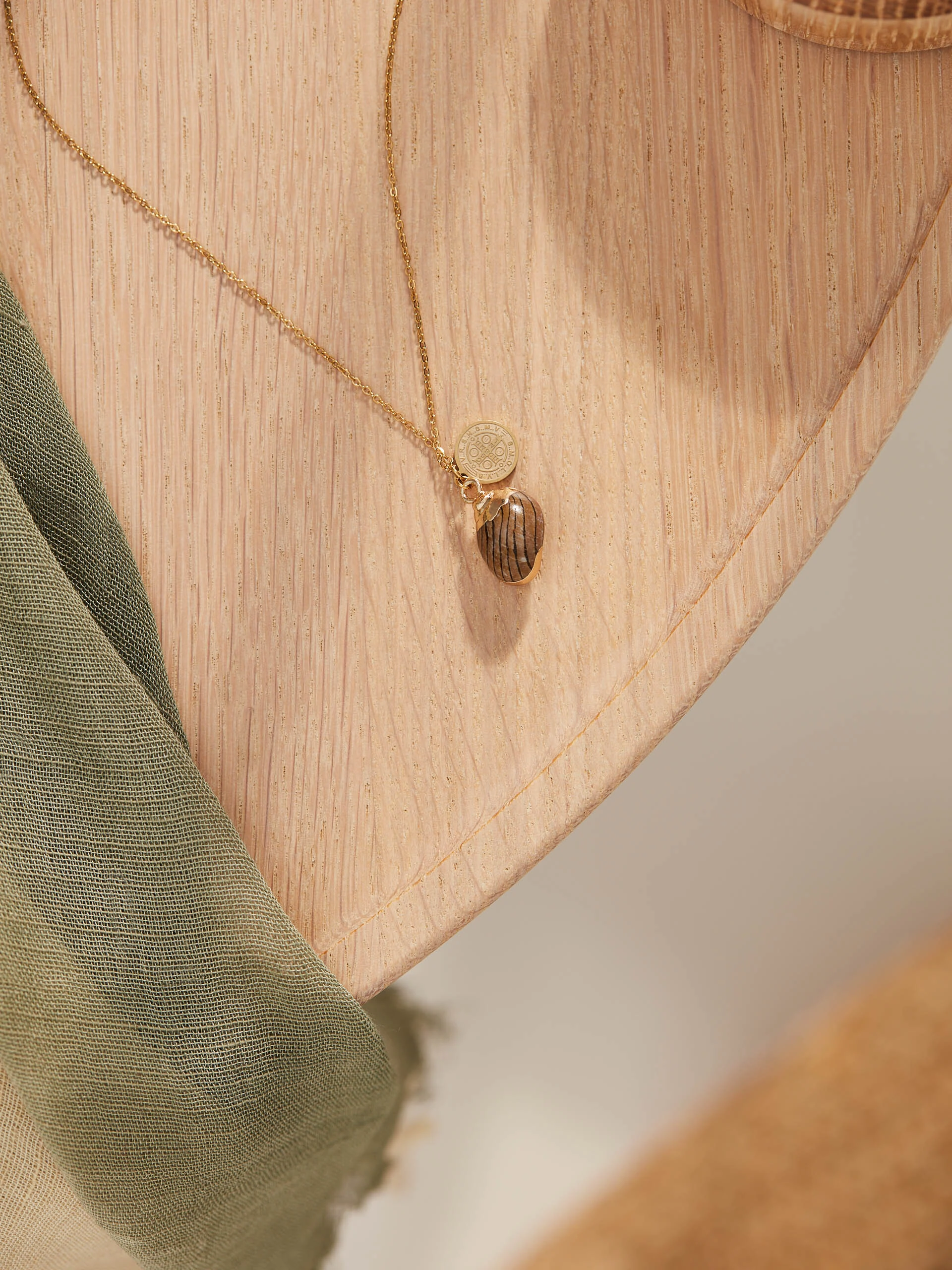 NECKLACE WITH SHELL AND COIN