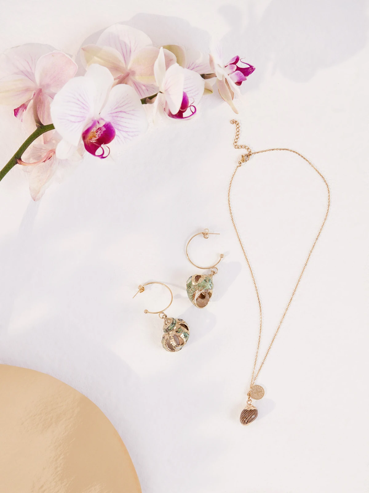 NECKLACE WITH SHELL AND COIN