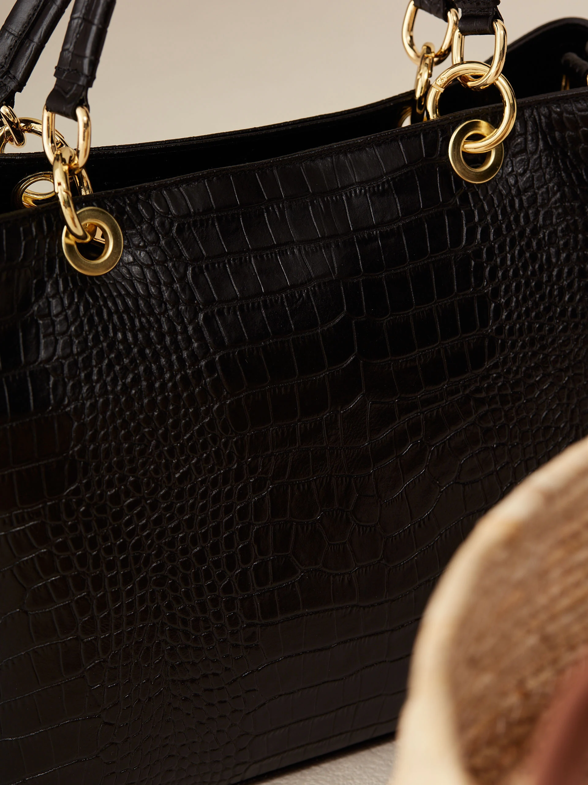 BLACK LEATHER HANDBAG