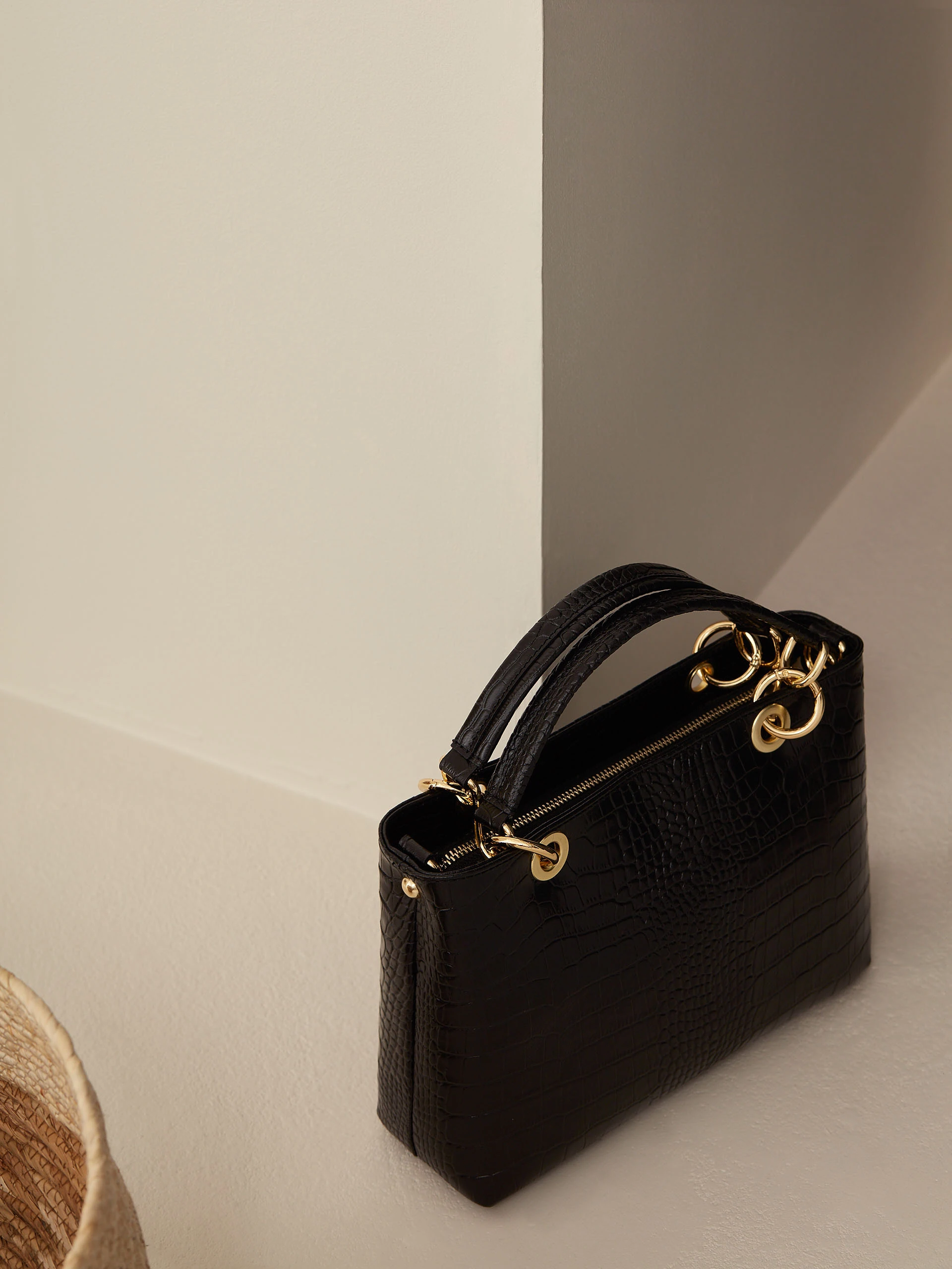 LEATHER HANDBAG WITH CROCODILE TEXTURE