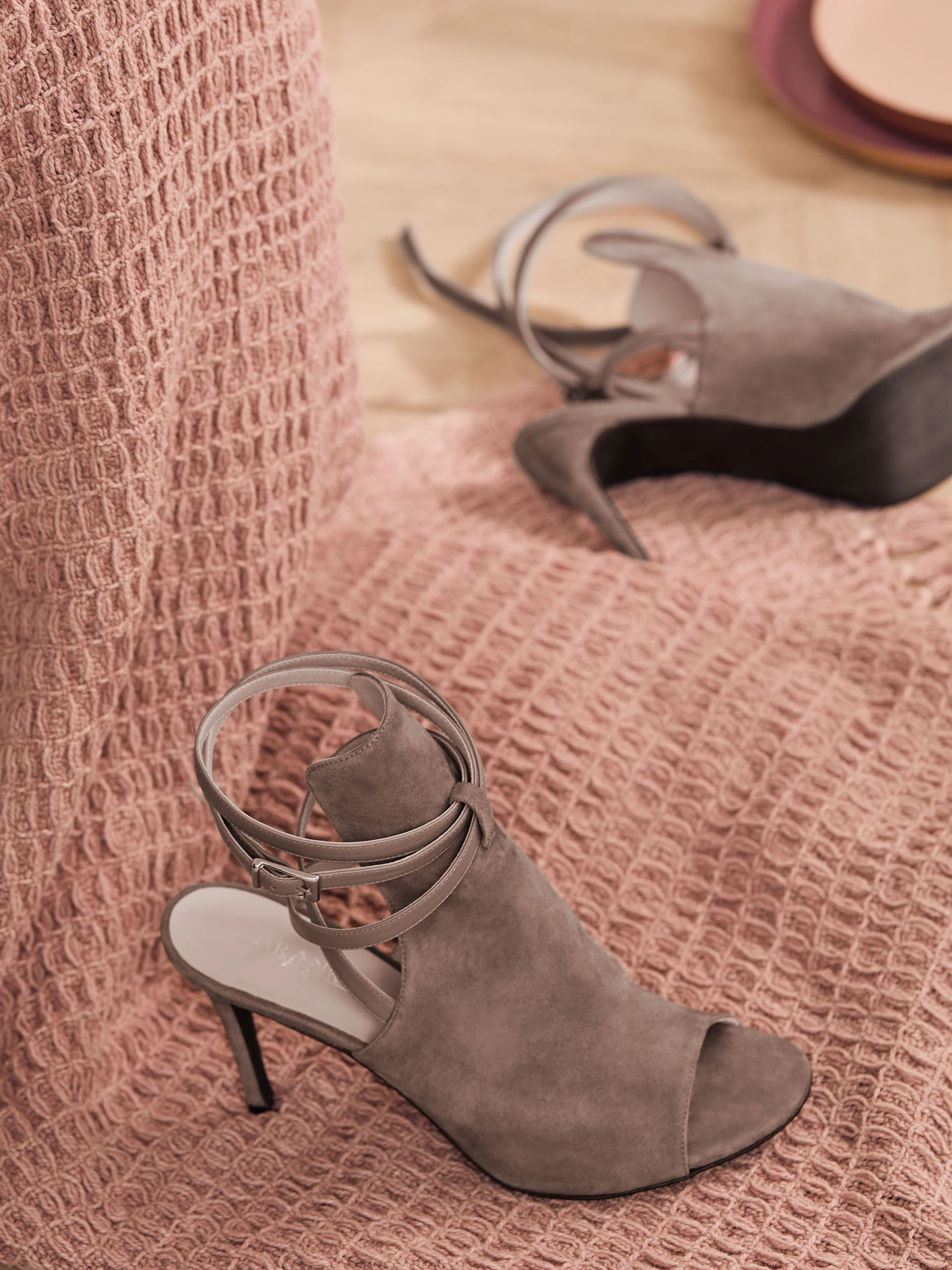 SANDALS WITH DECORATIVE STRAPS