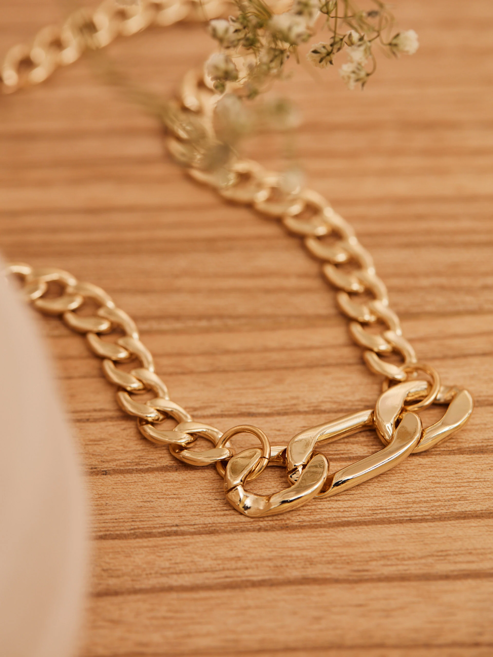 GOLD CHAIN WITH LARGE MESH