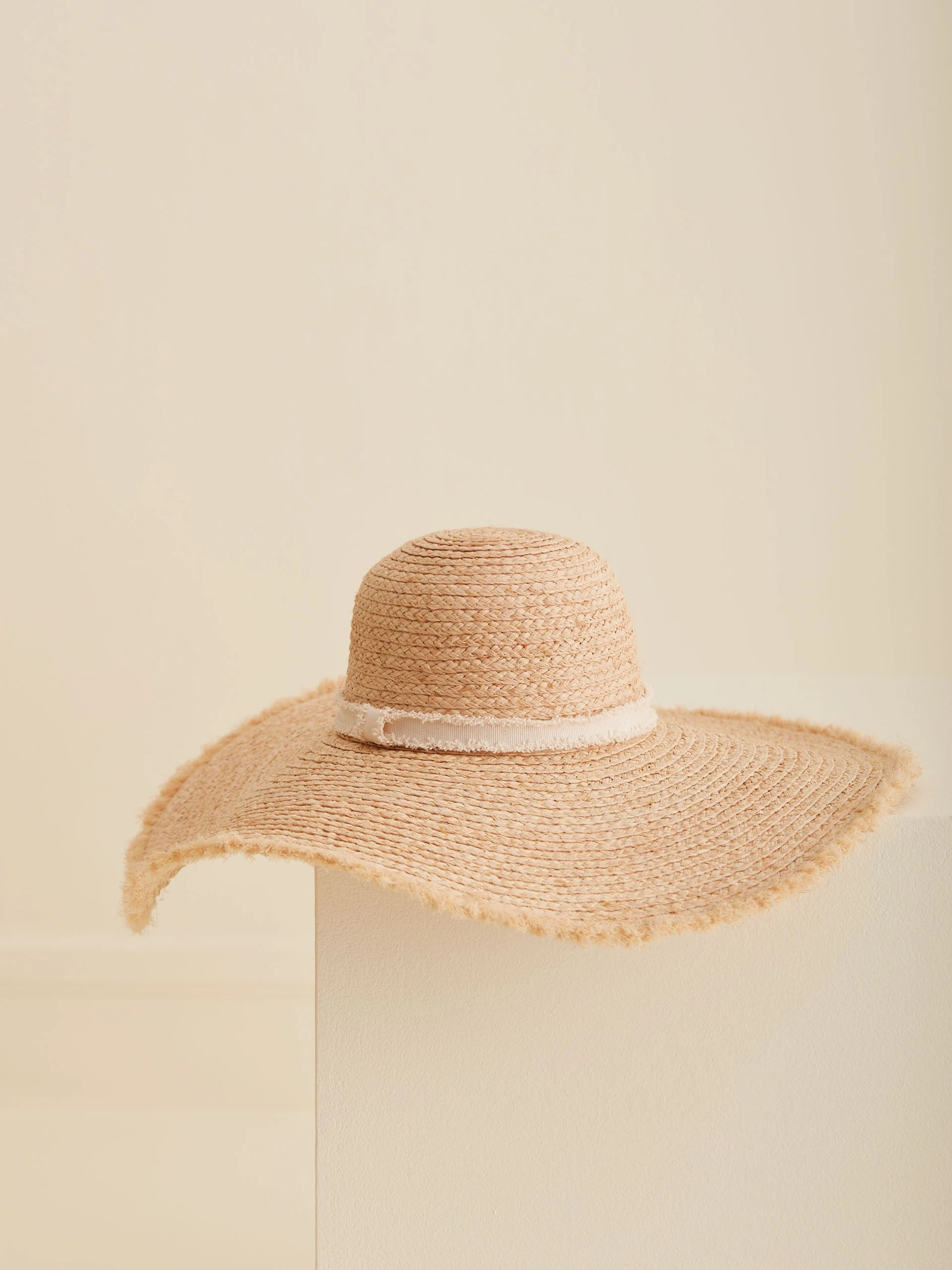 STRAW HAT WITH WHITE SASH
