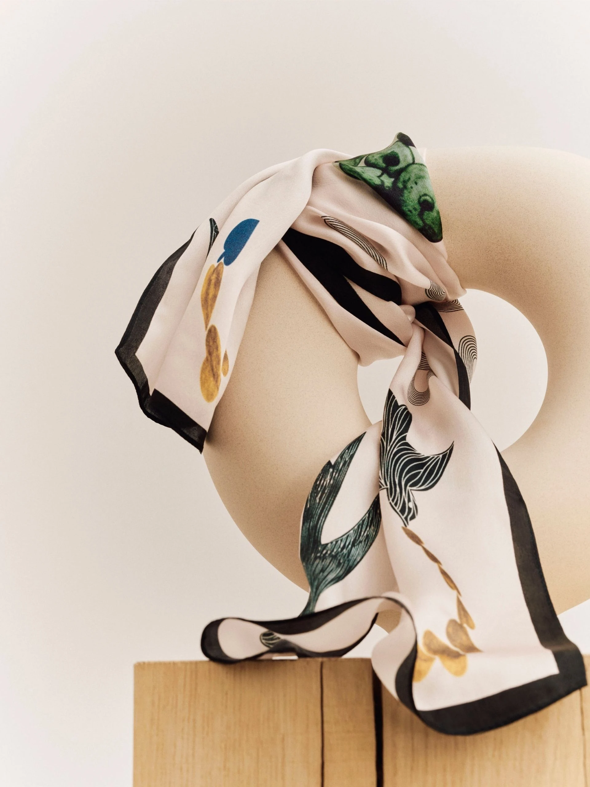 SILK GAVROCHE