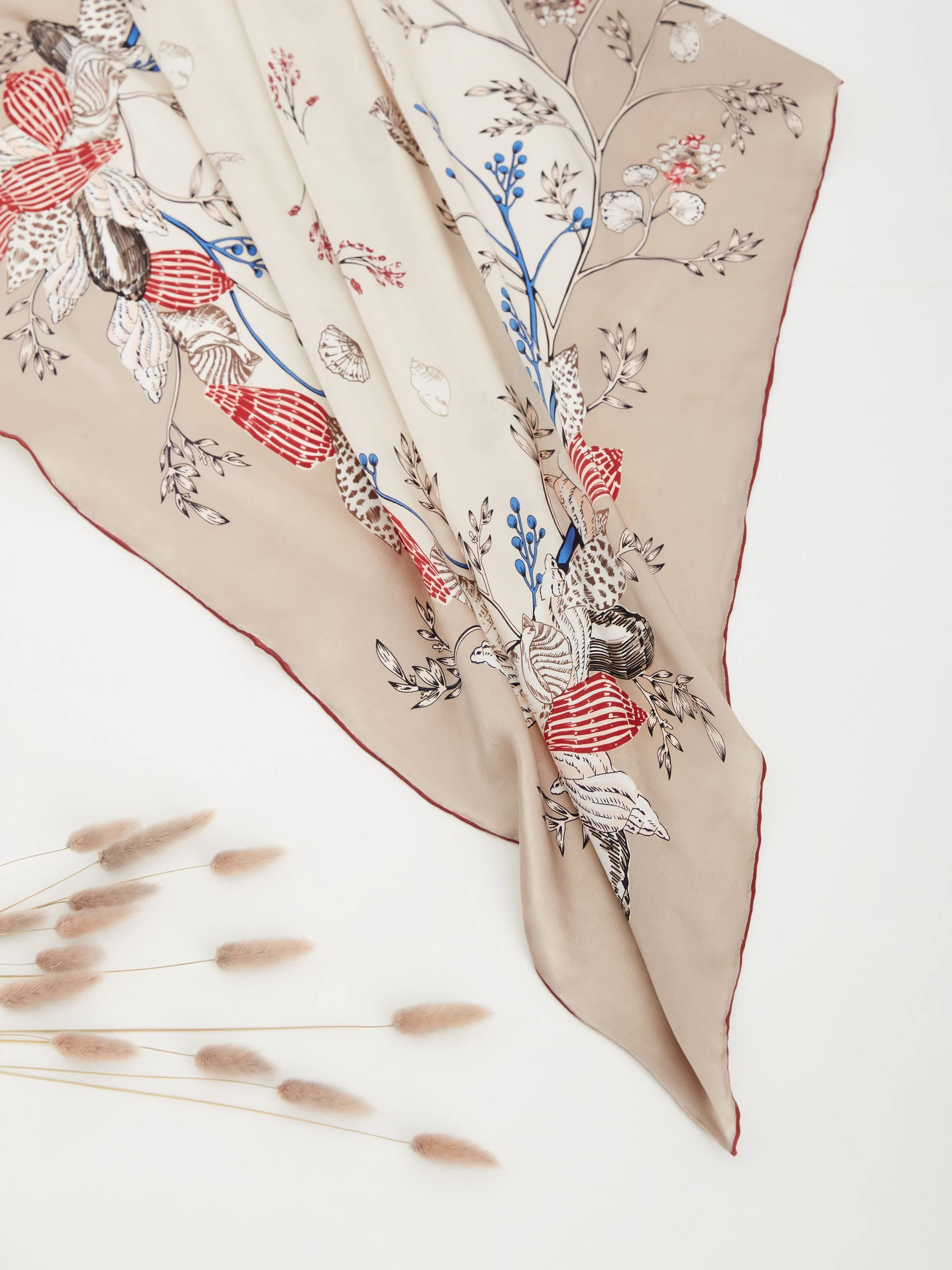 BEIGE GAVROCHE WITH FLORAL PATTERN