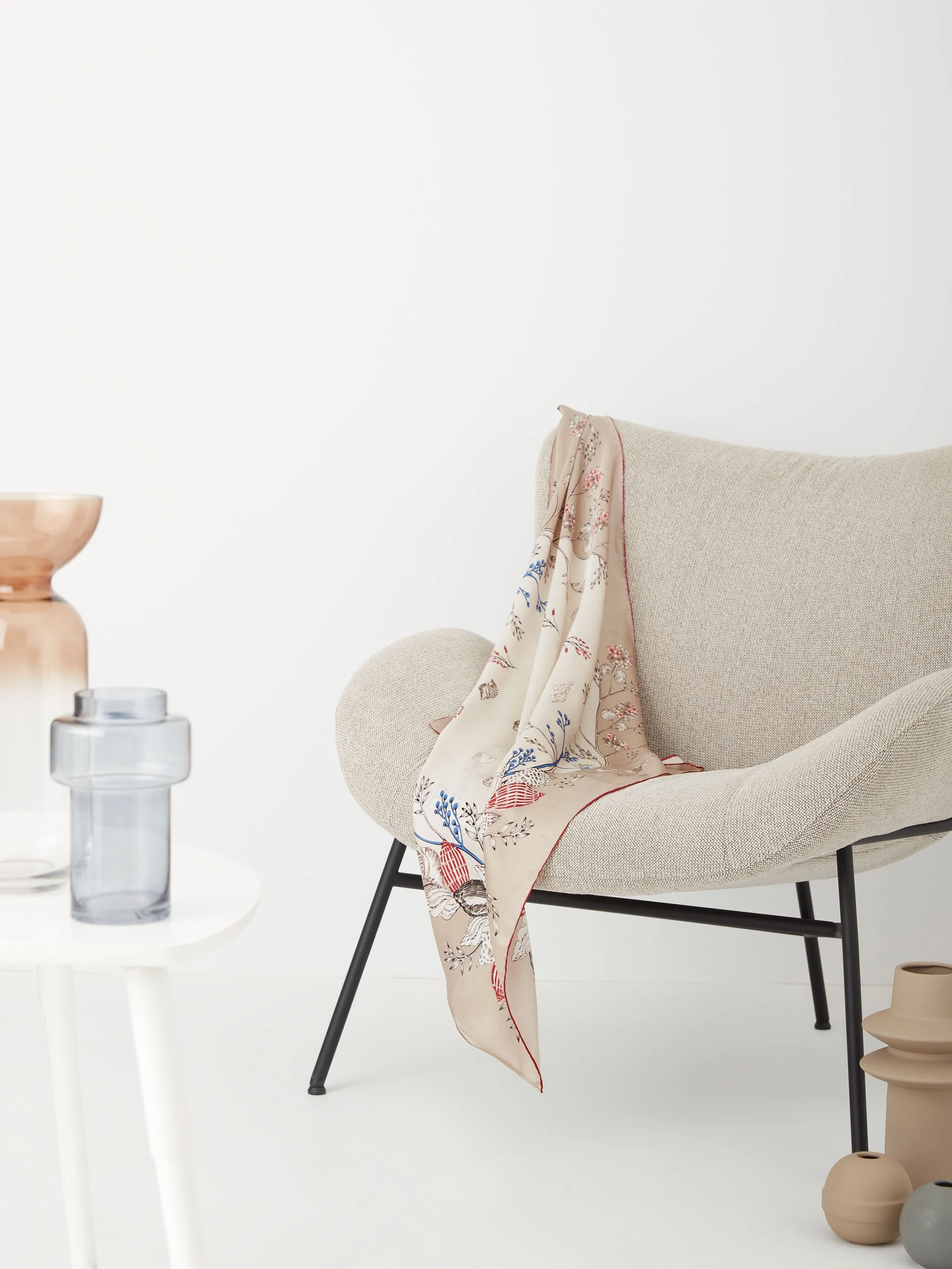 BEIGE GAVROCHE WITH FLORAL PATTERN