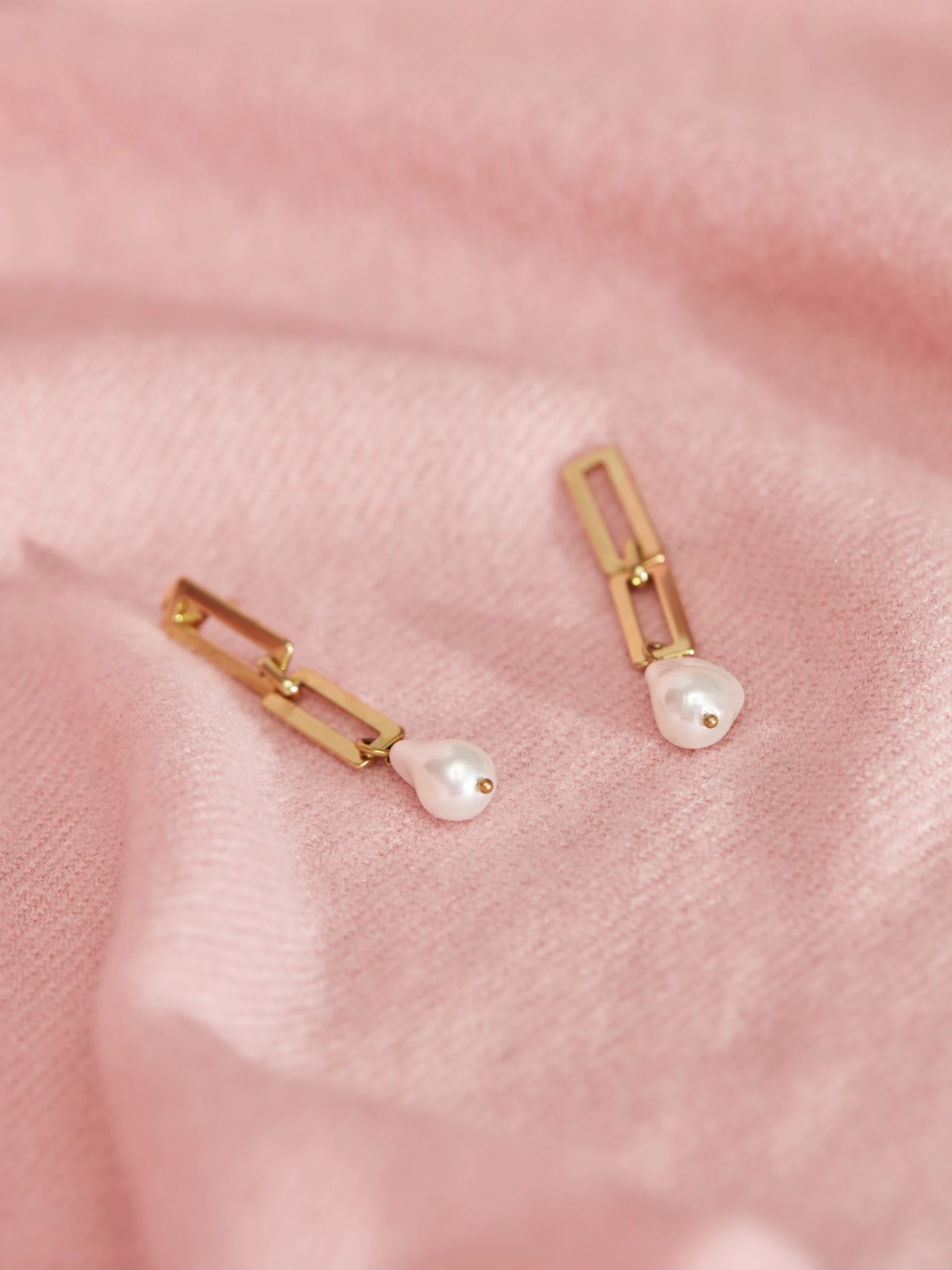 EARRINGS WITH PEARLS