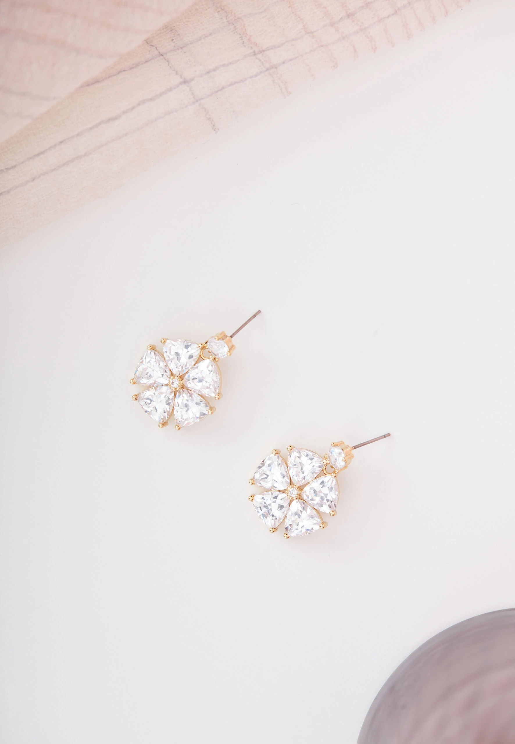 DELICATE EARRINGS WITH CRYSTALS