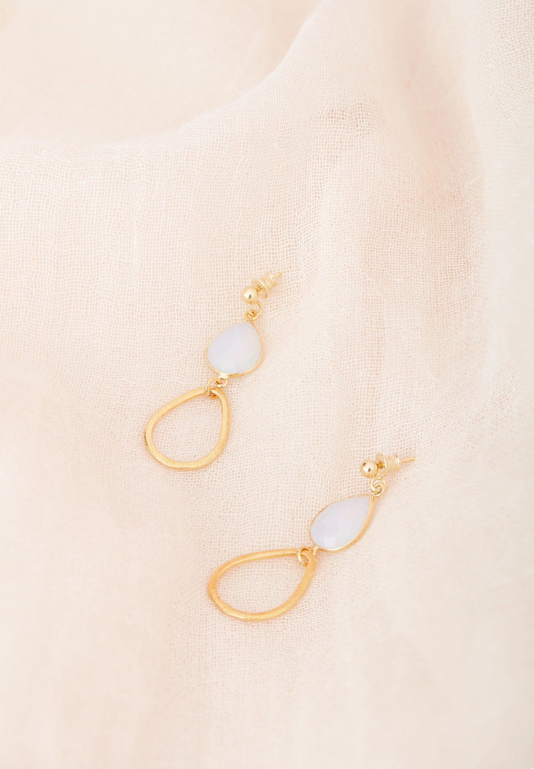 LONG EARRINGS WITH BLUE STONE