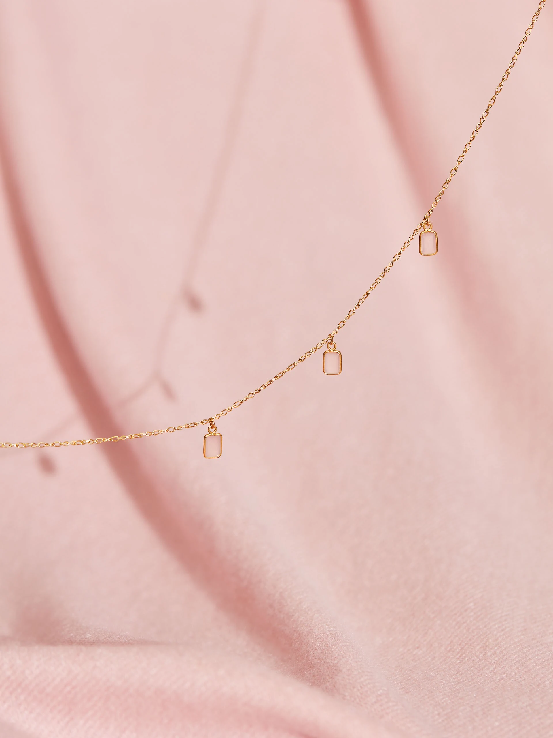 GOLD-PLATED NECKLACE WITH PINK STONES