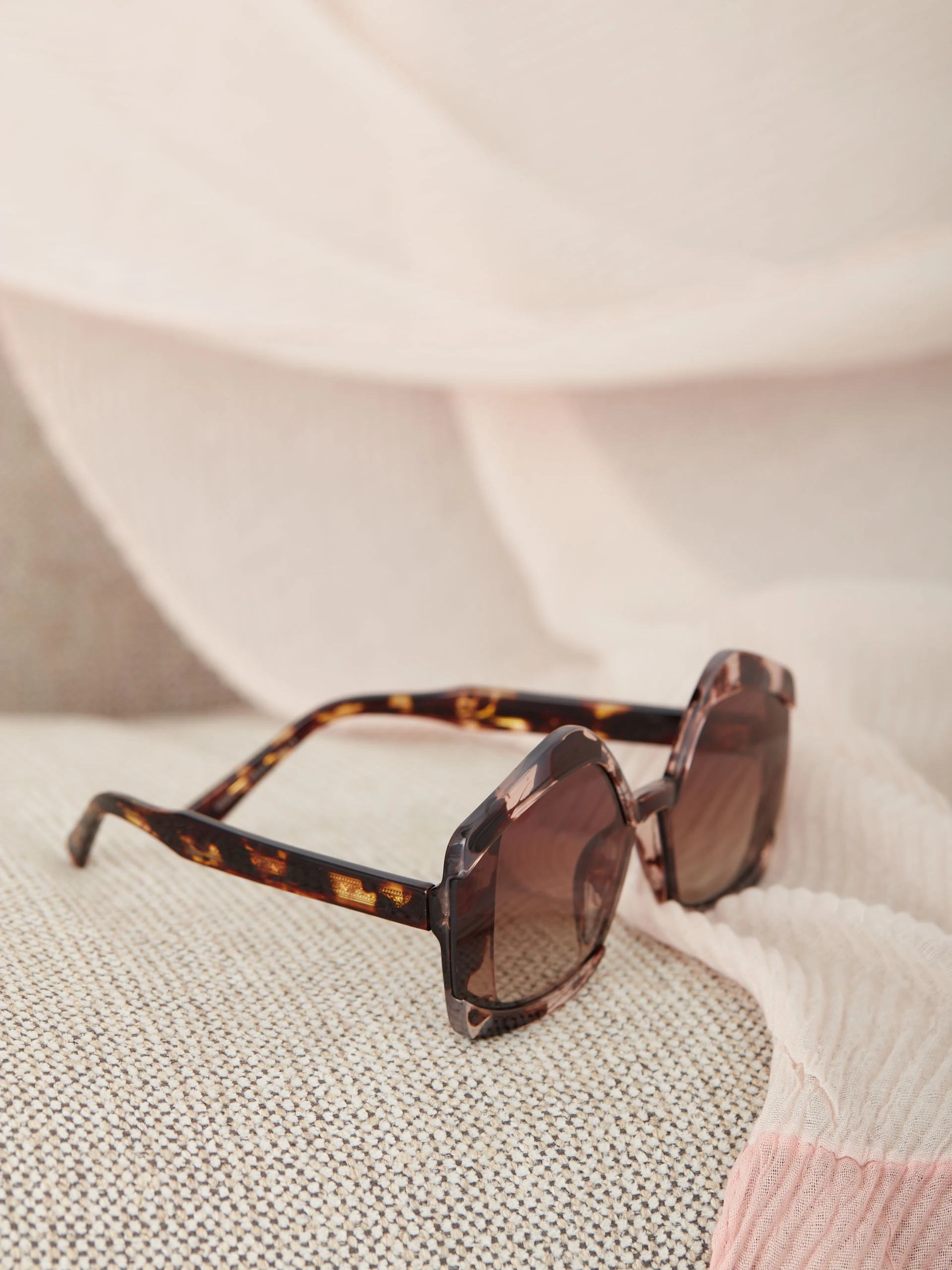GEOMETRIC SUNGLASSES