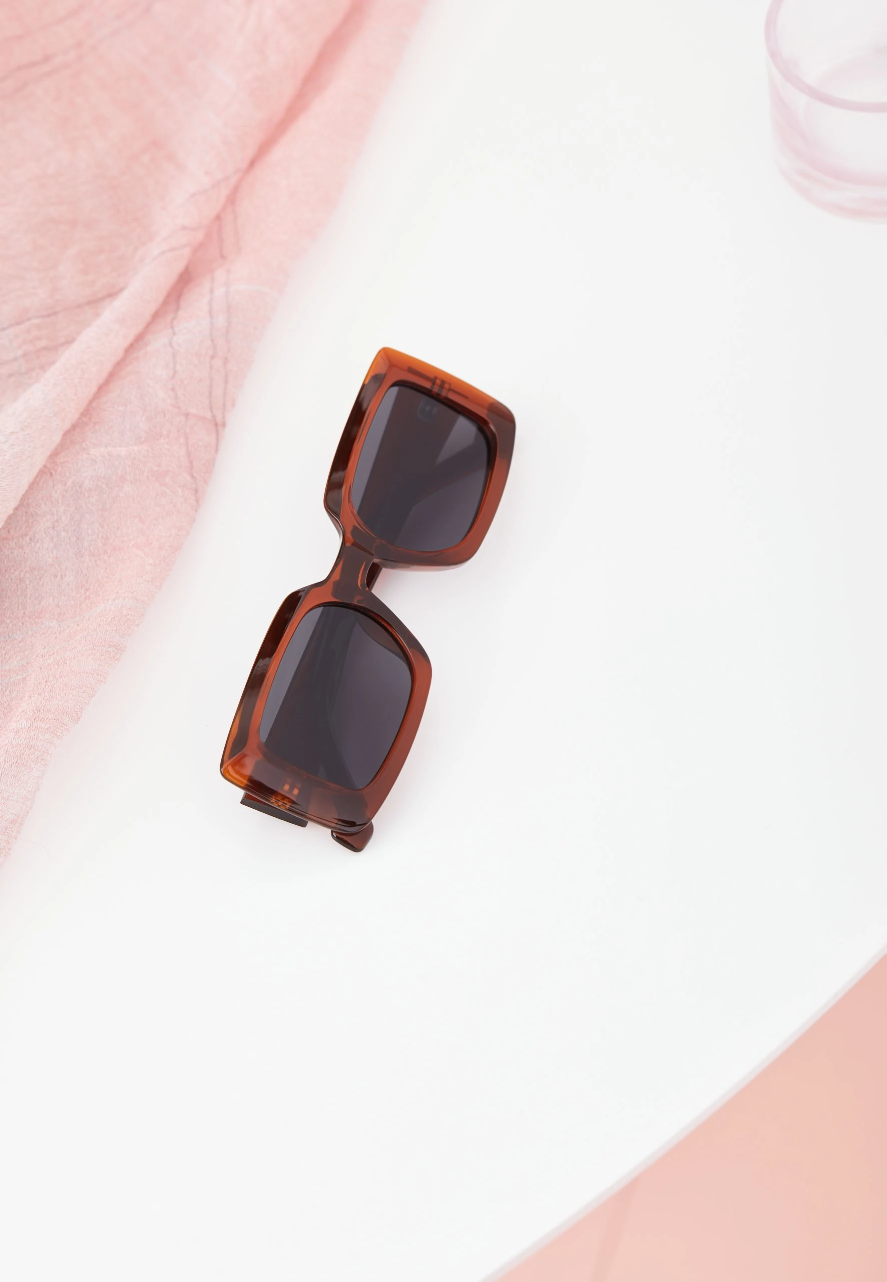 BROWN SUNGLASSES
