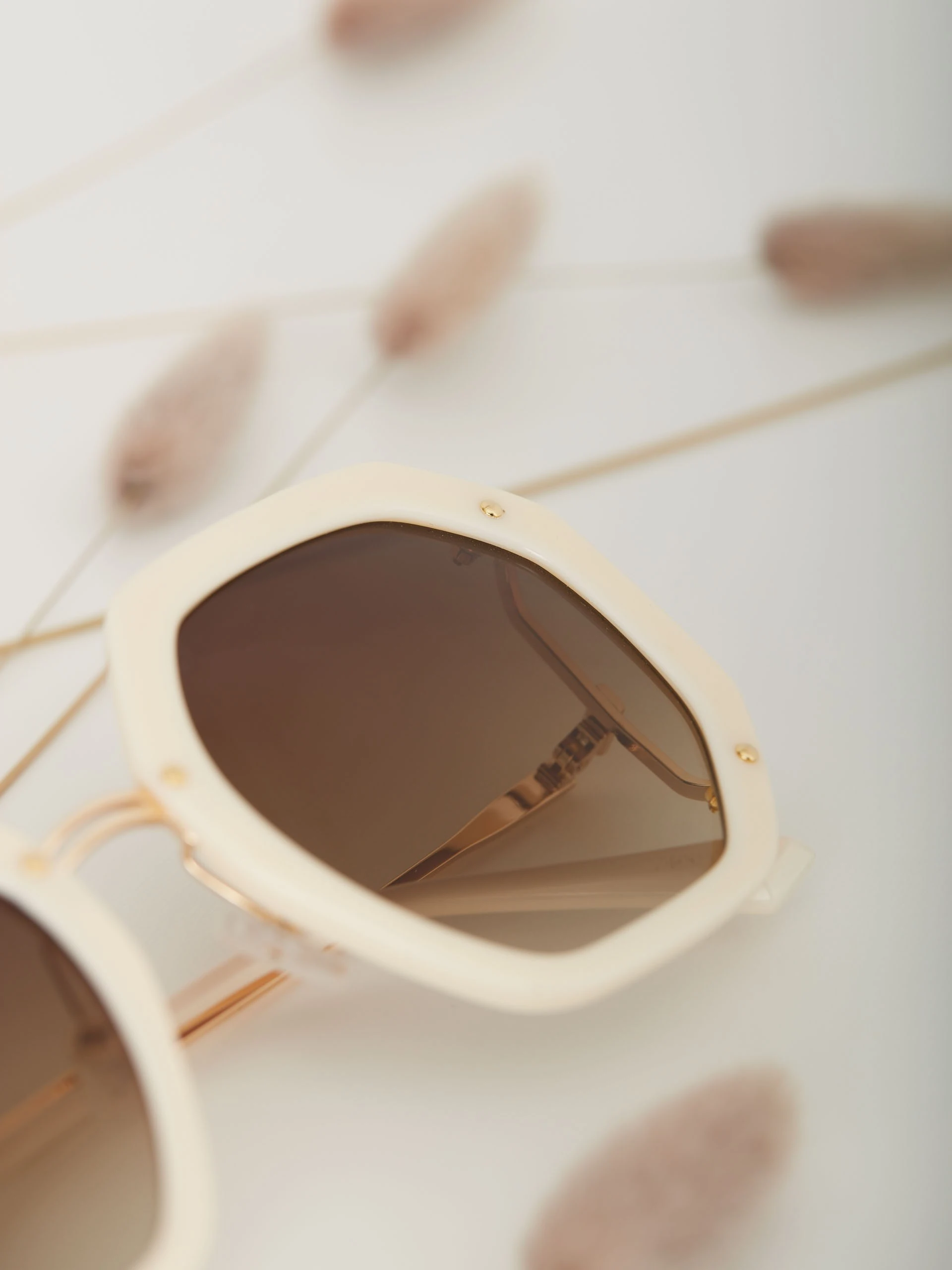 OVERSIZED CREME SUNGLASSES