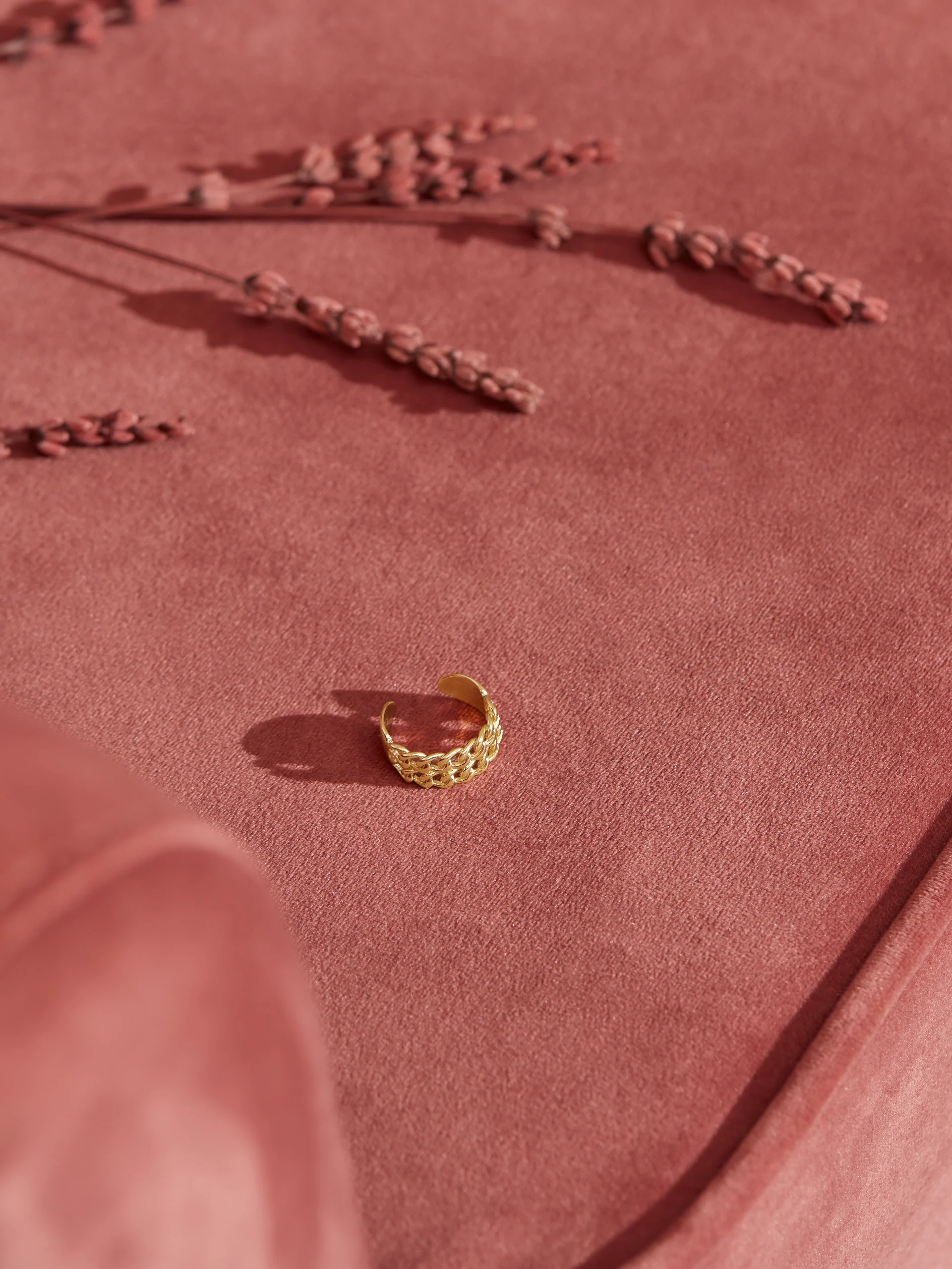 GOLD-PLATED RING WITH CHAIN MOTIF