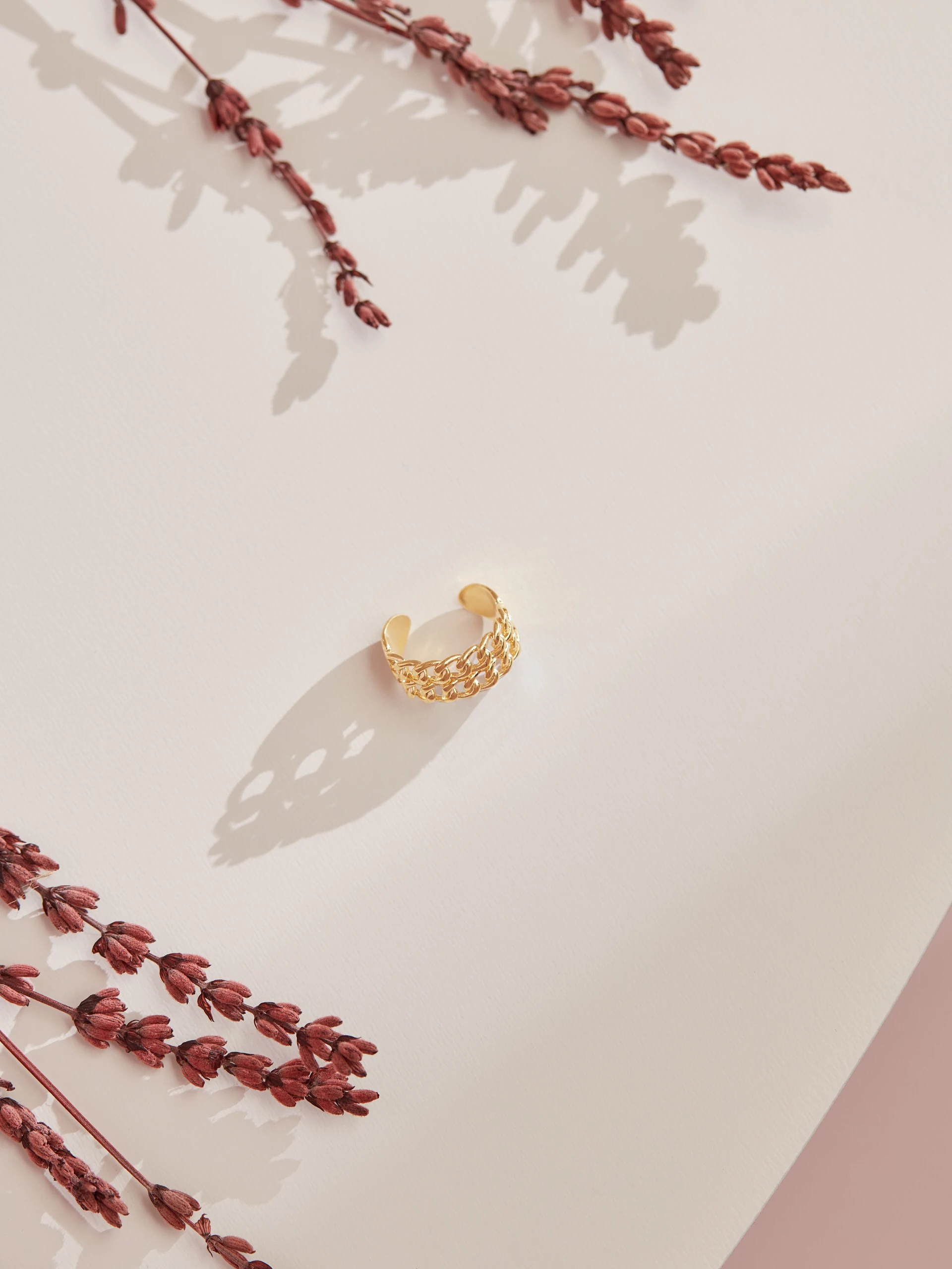 GOLD-PLATED RING WITH CHAIN MOTIF