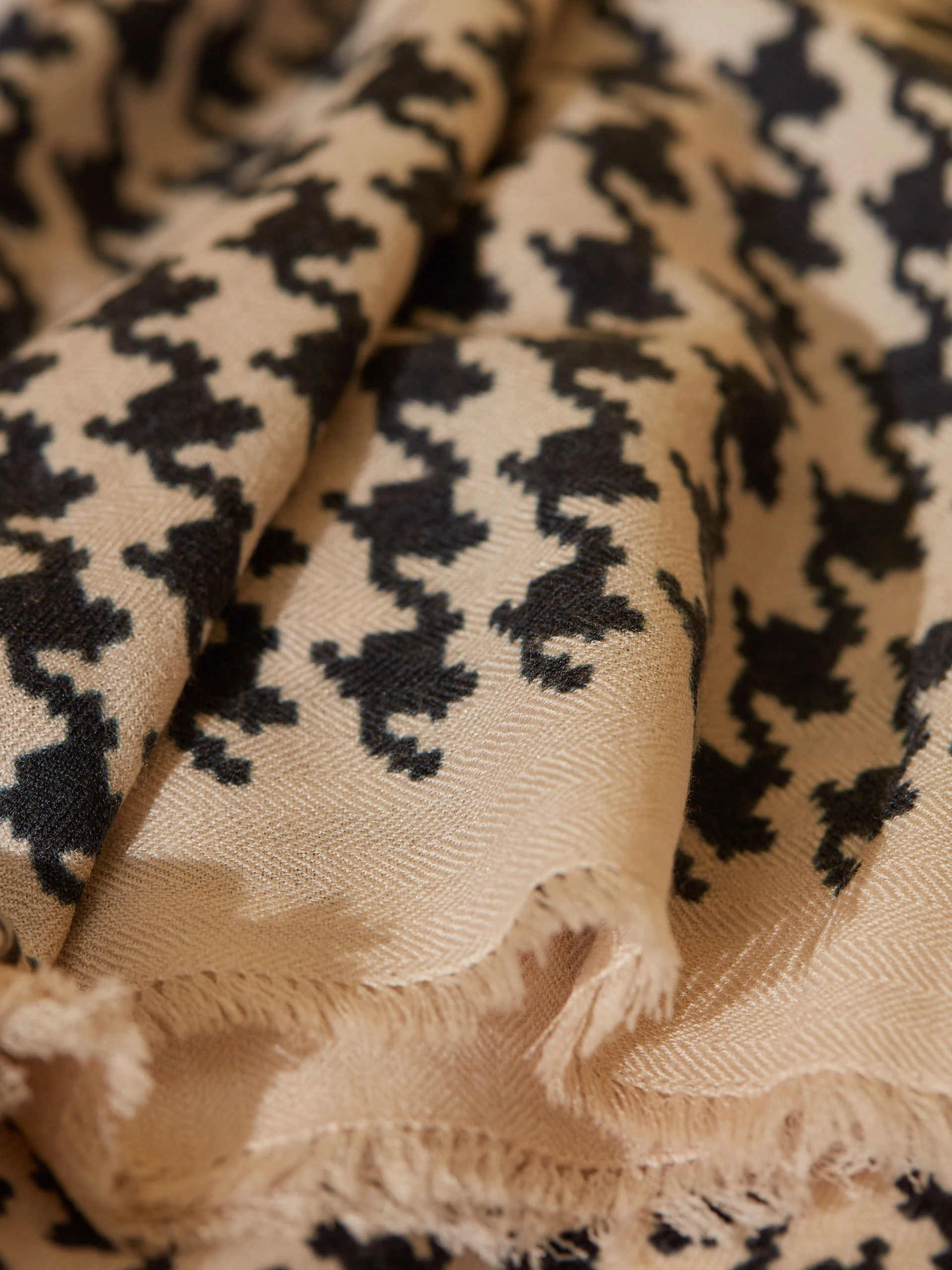 SHAWL IN BLACK AND WHITE PEPIT