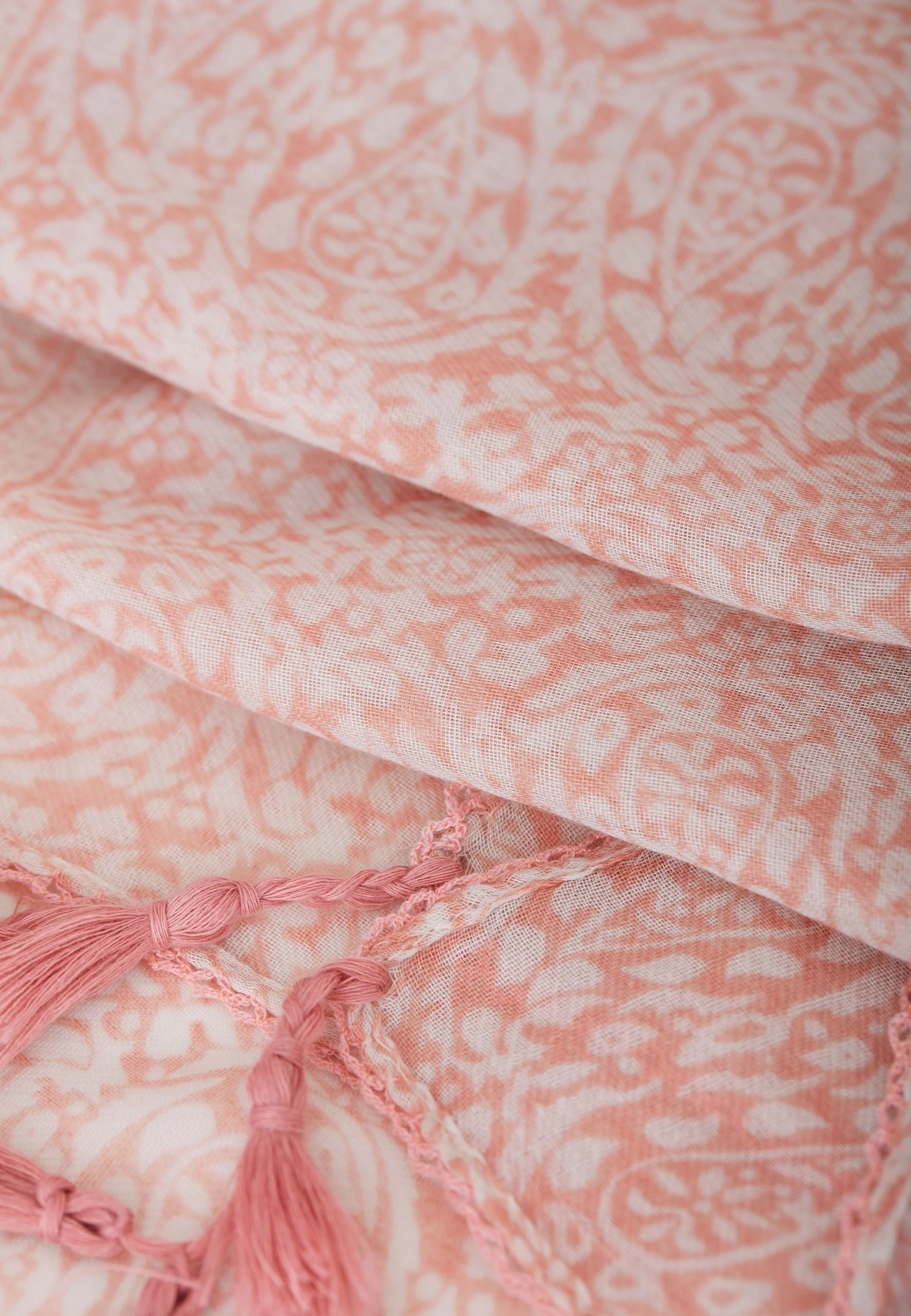 SCARF WITH PINK TASSELS
