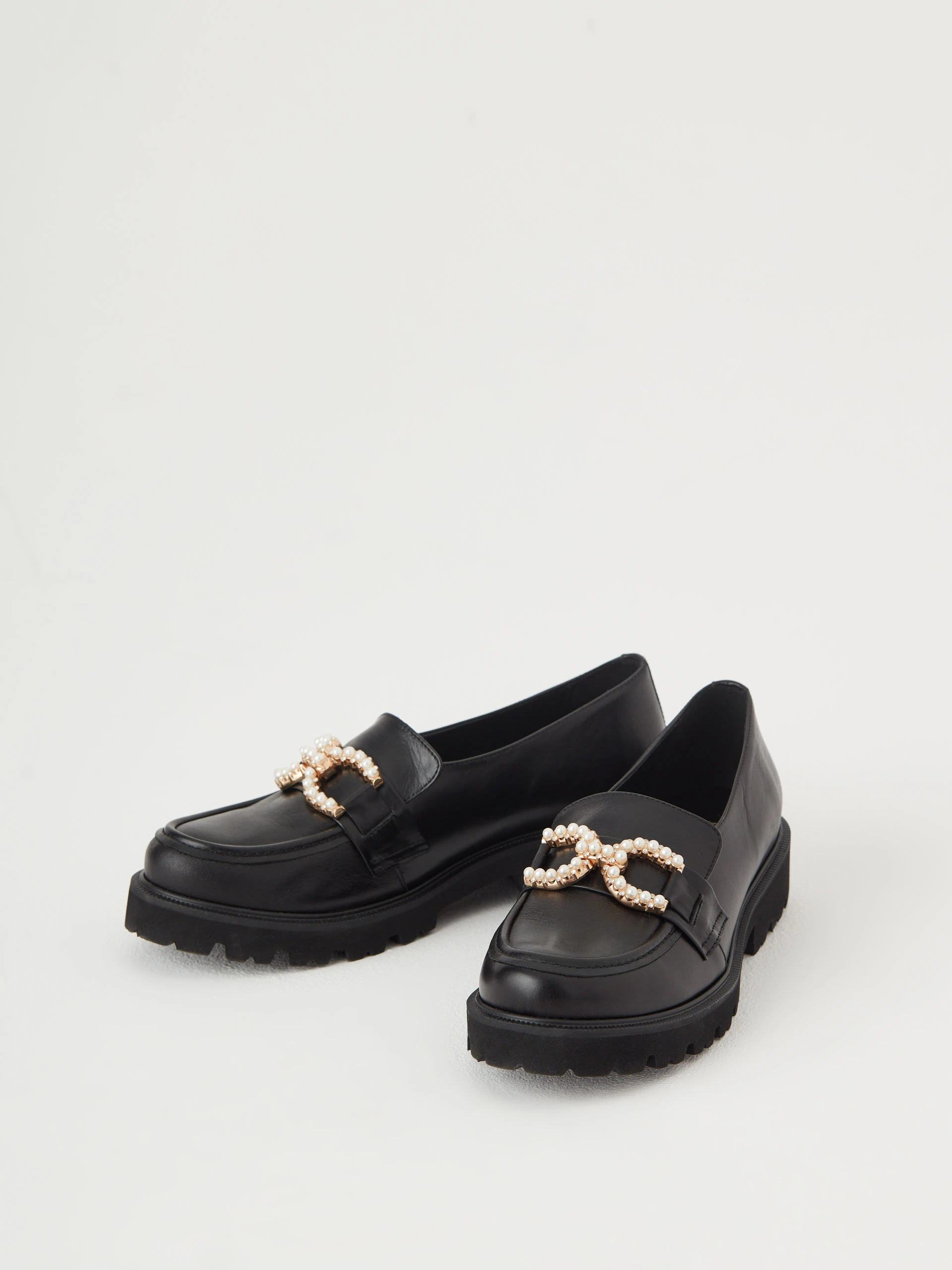 Black moccasins with a pearl element