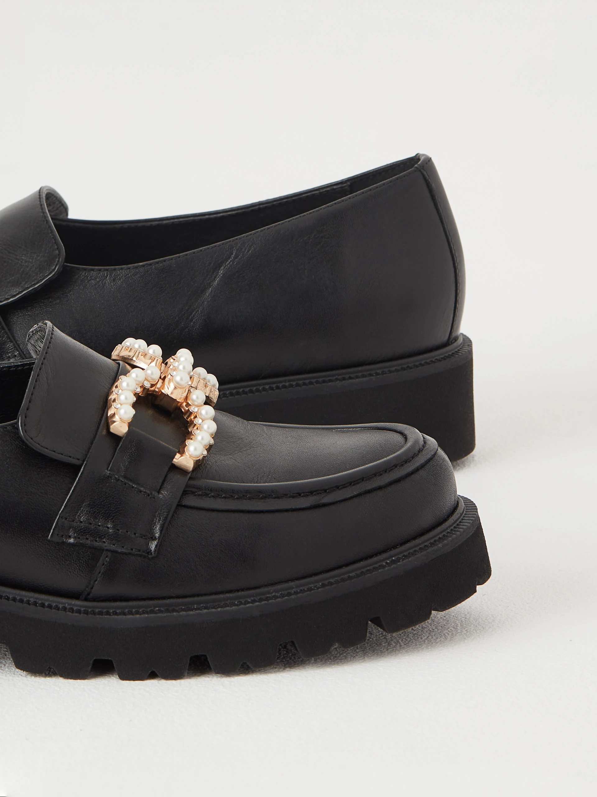 Black moccasins with a pearl element