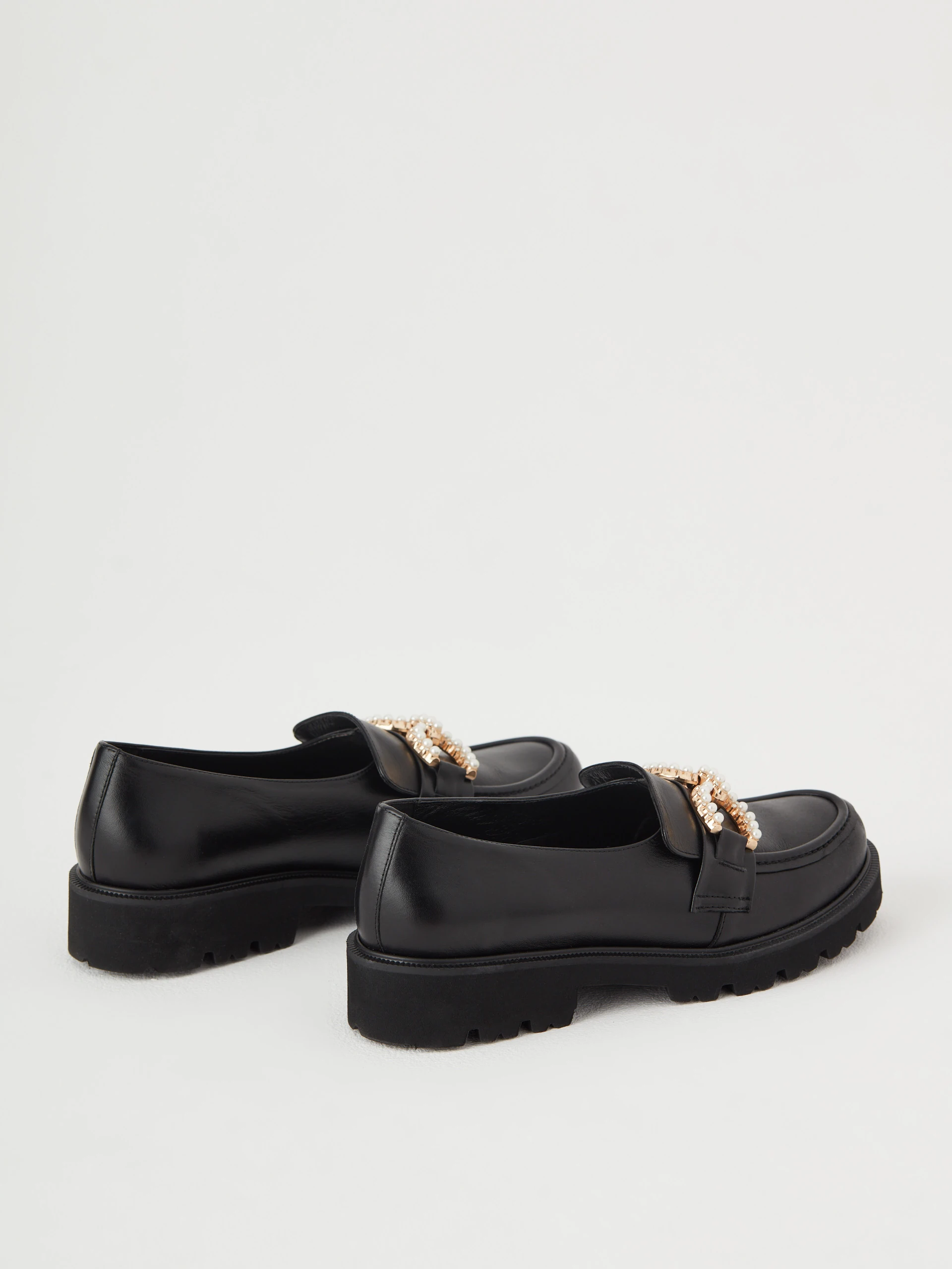 Black moccasins with a pearl element