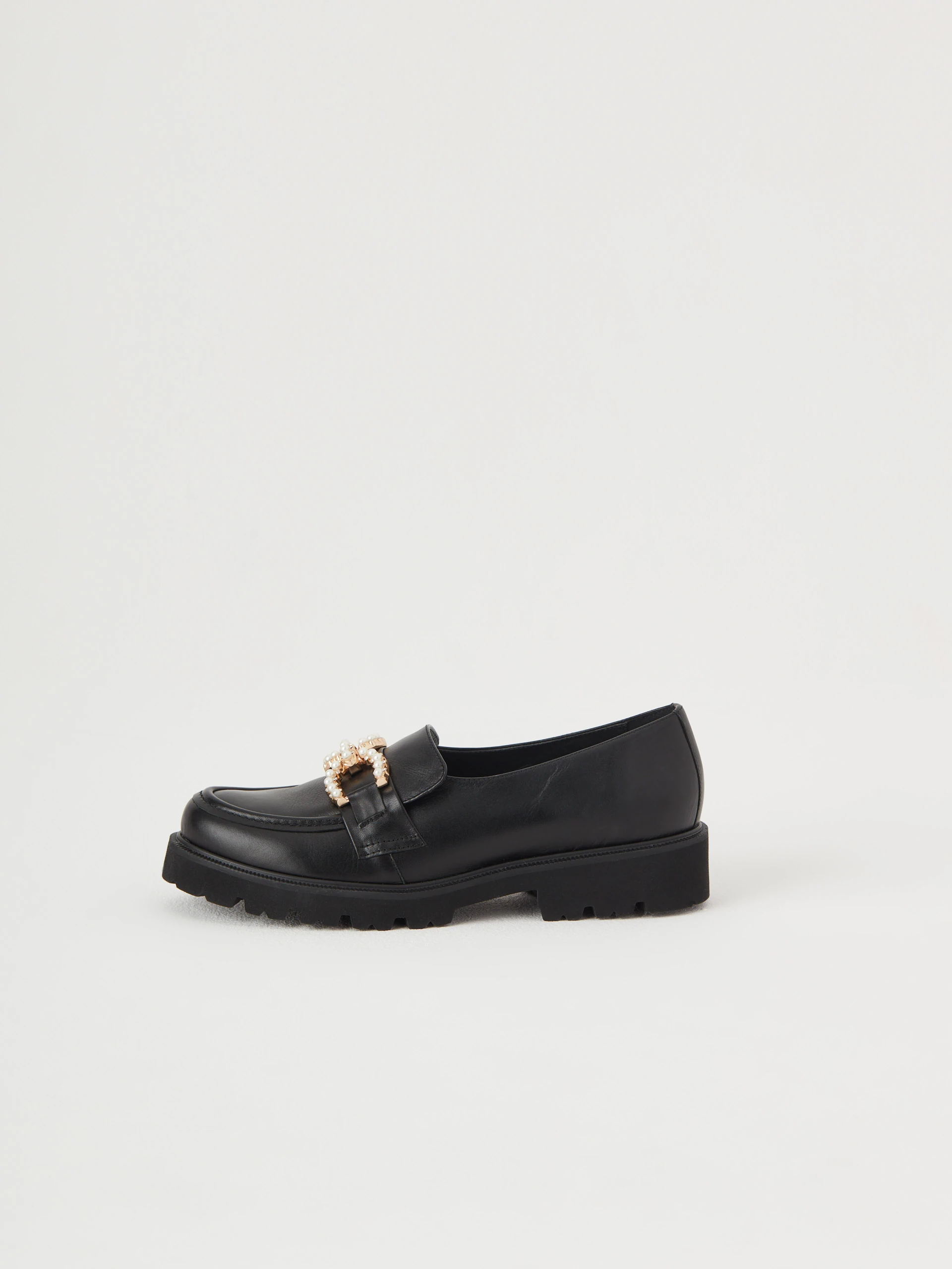 Black moccasins with a pearl element