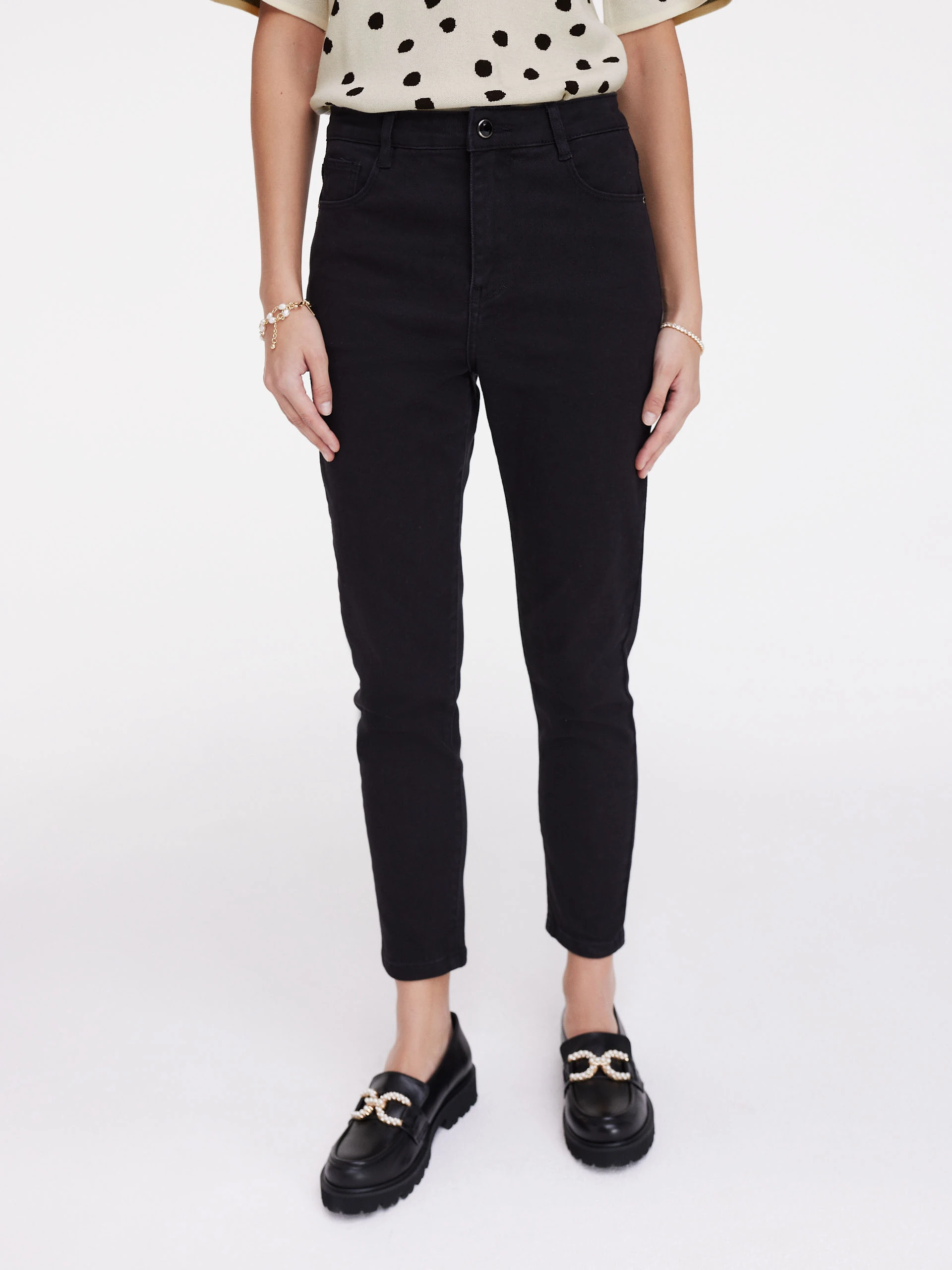 Black moccasins with a pearl element