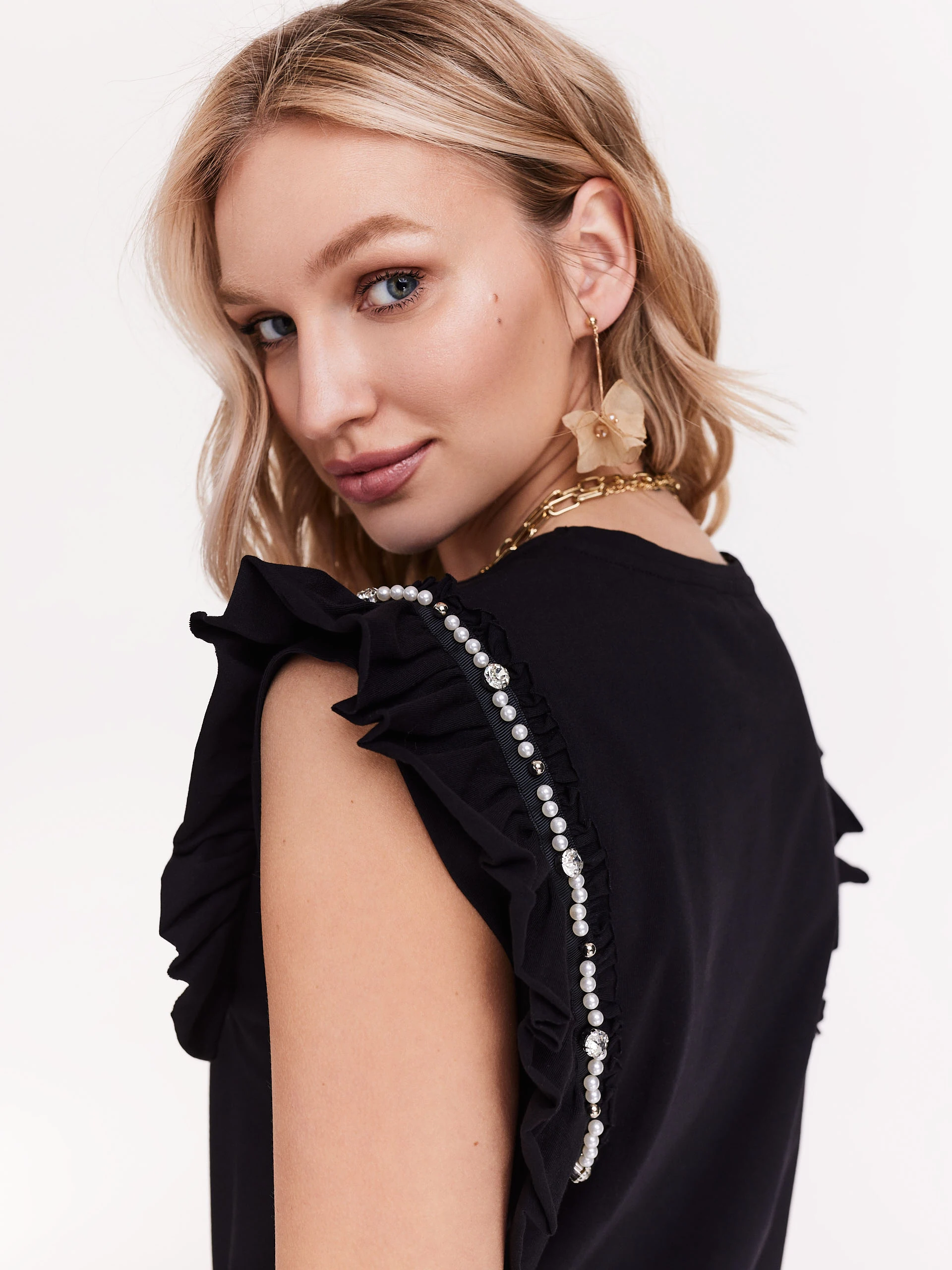 Hanging beige flower-shaped earrings