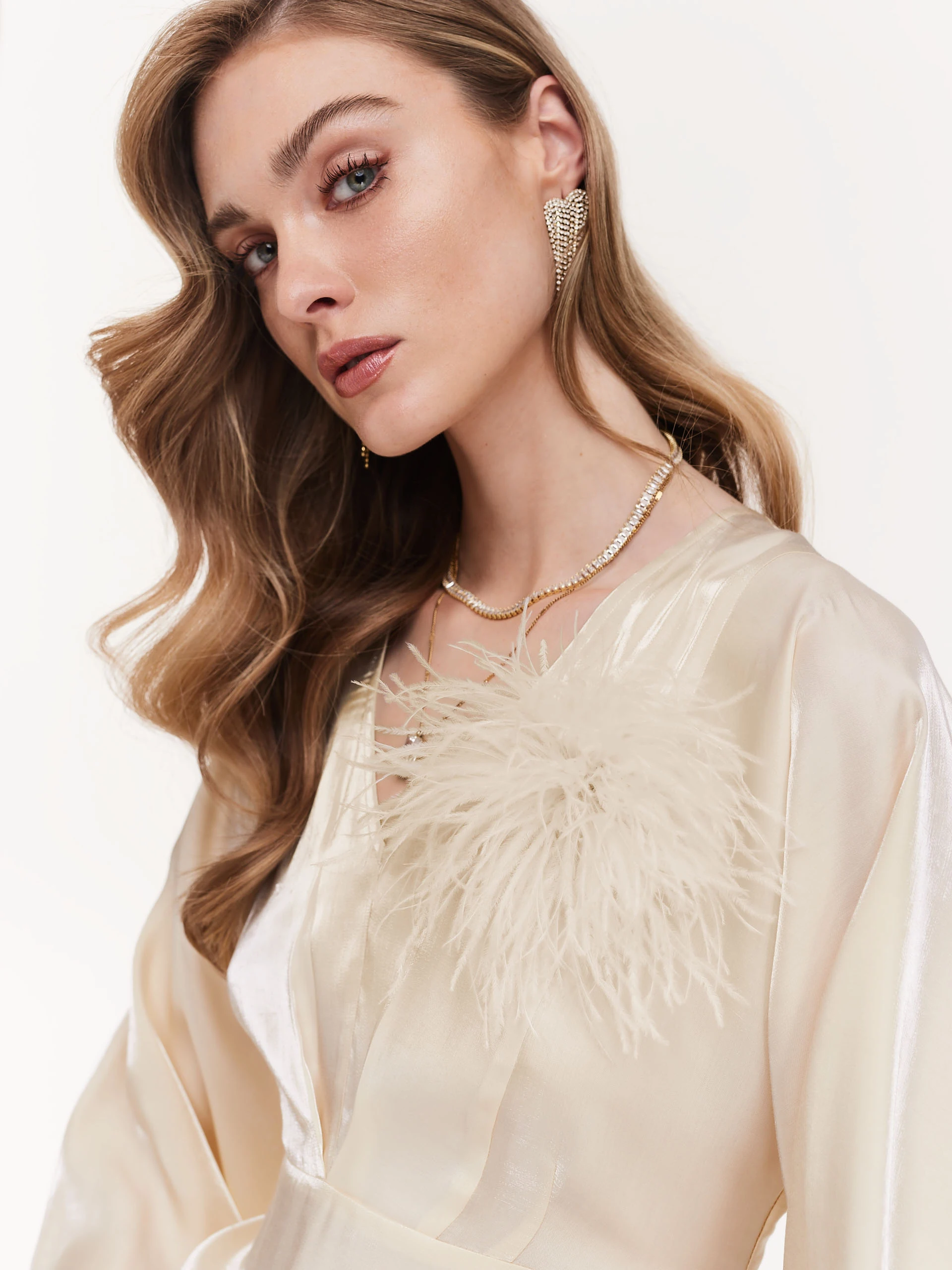Short necklace with crystals