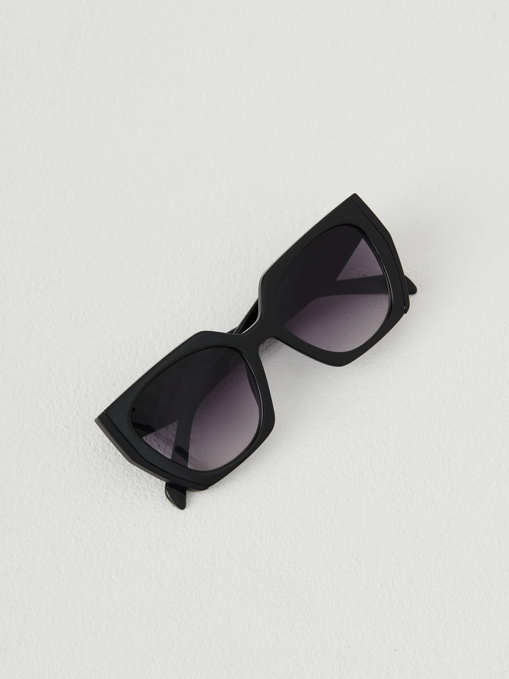 Sunglasses with rectangular frames