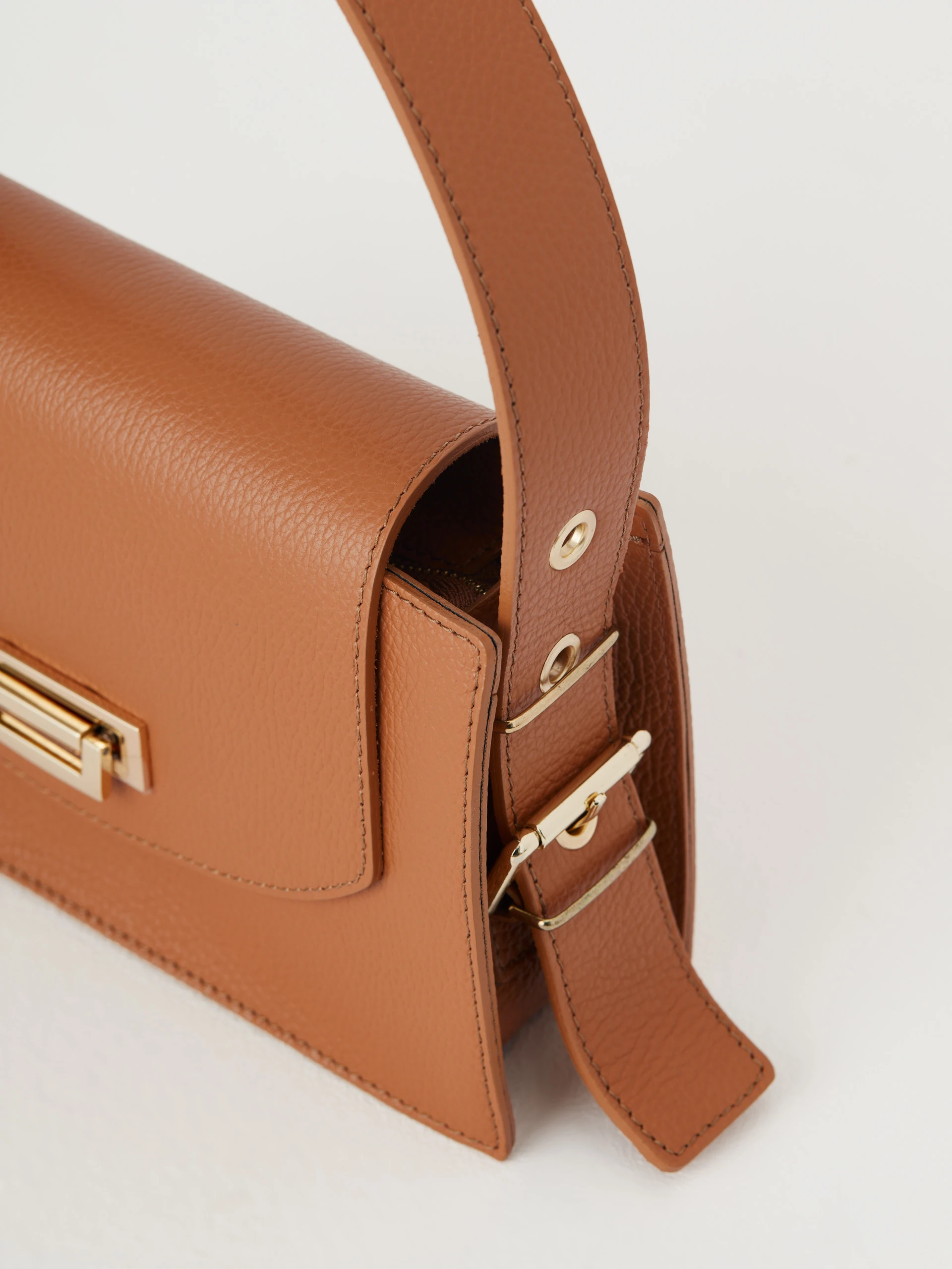 Brown handbag with buckle