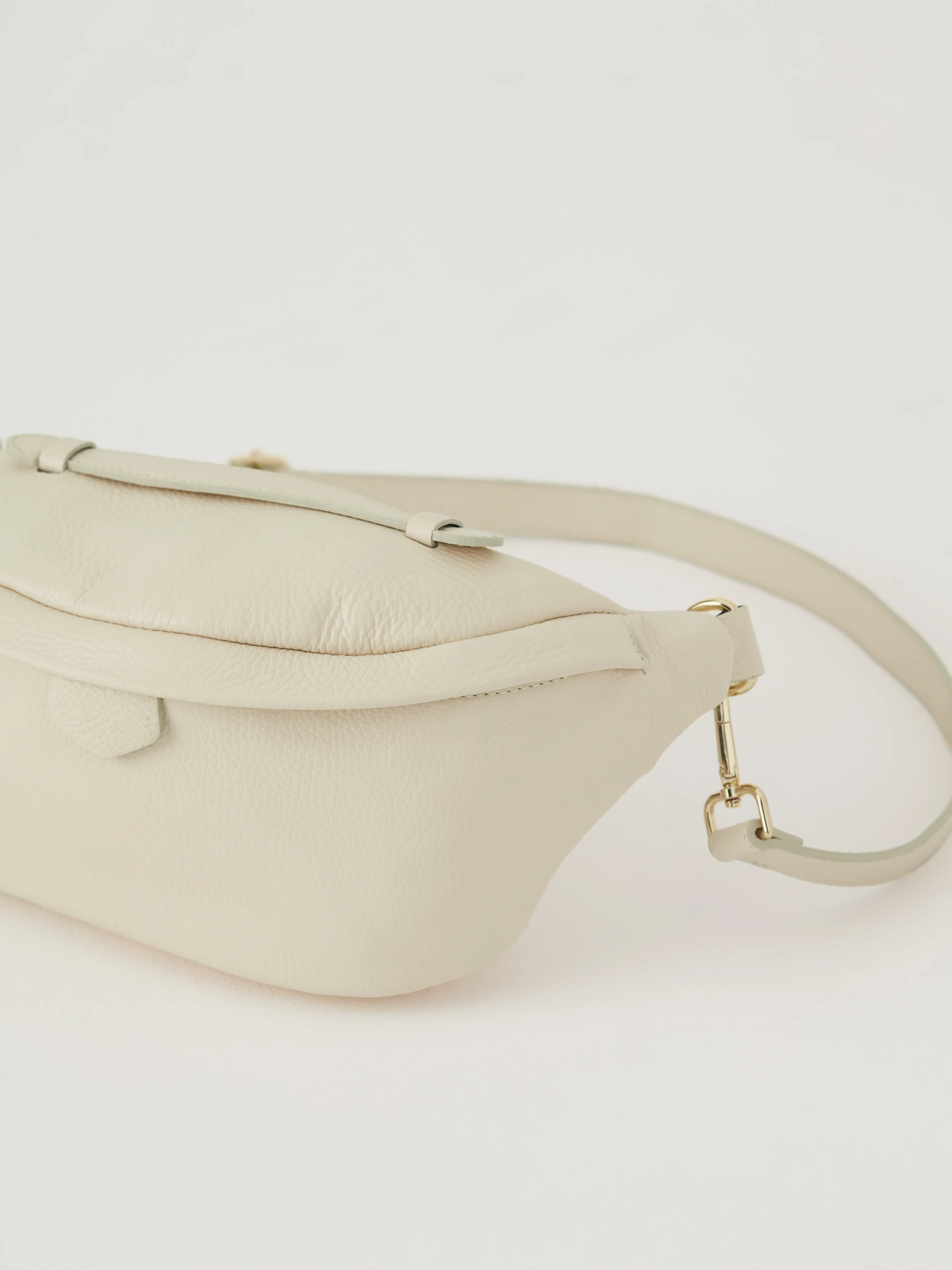 Cream colored kidney bag