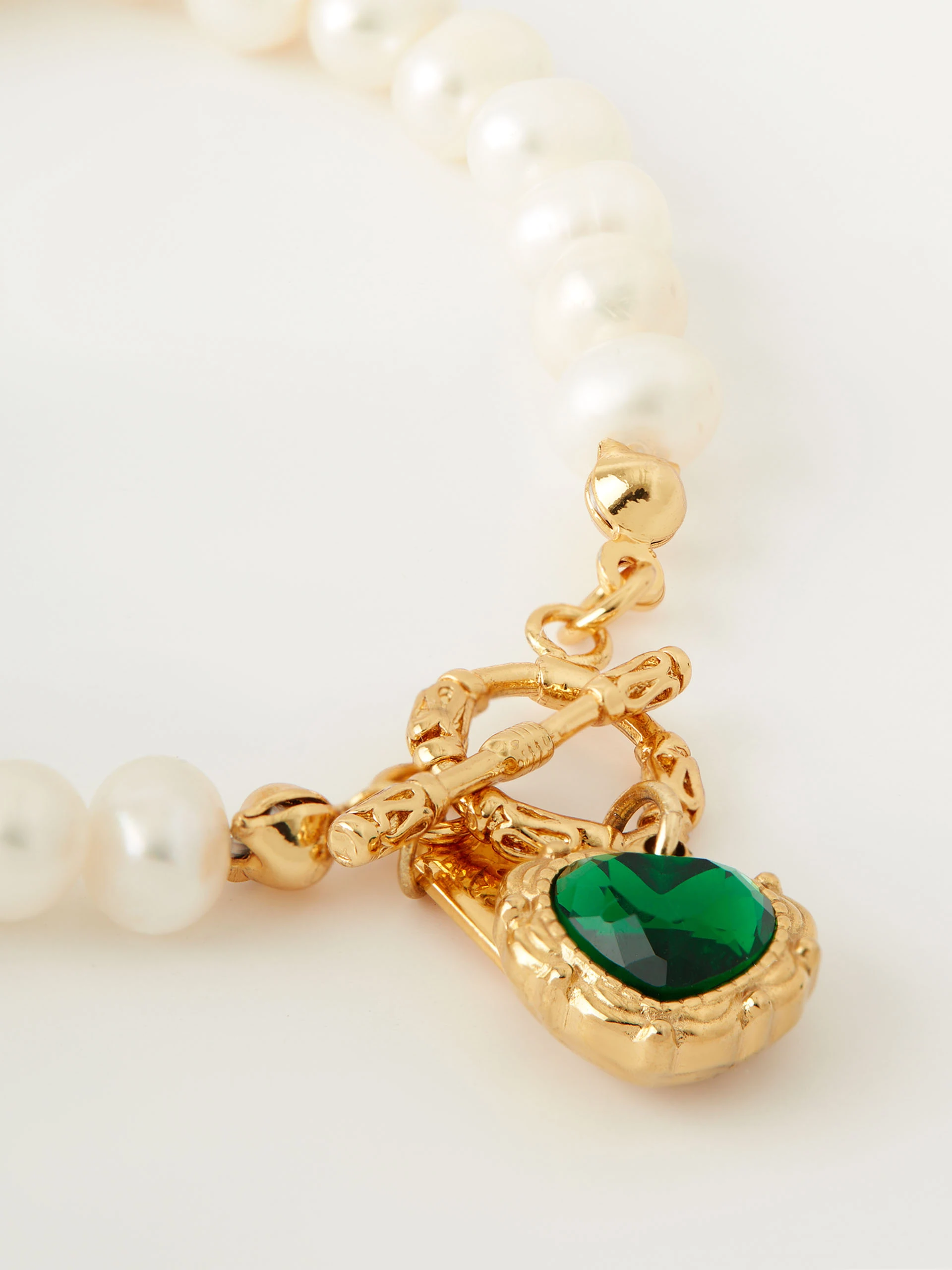 Pearl bracelet in gold color with green heart pendant