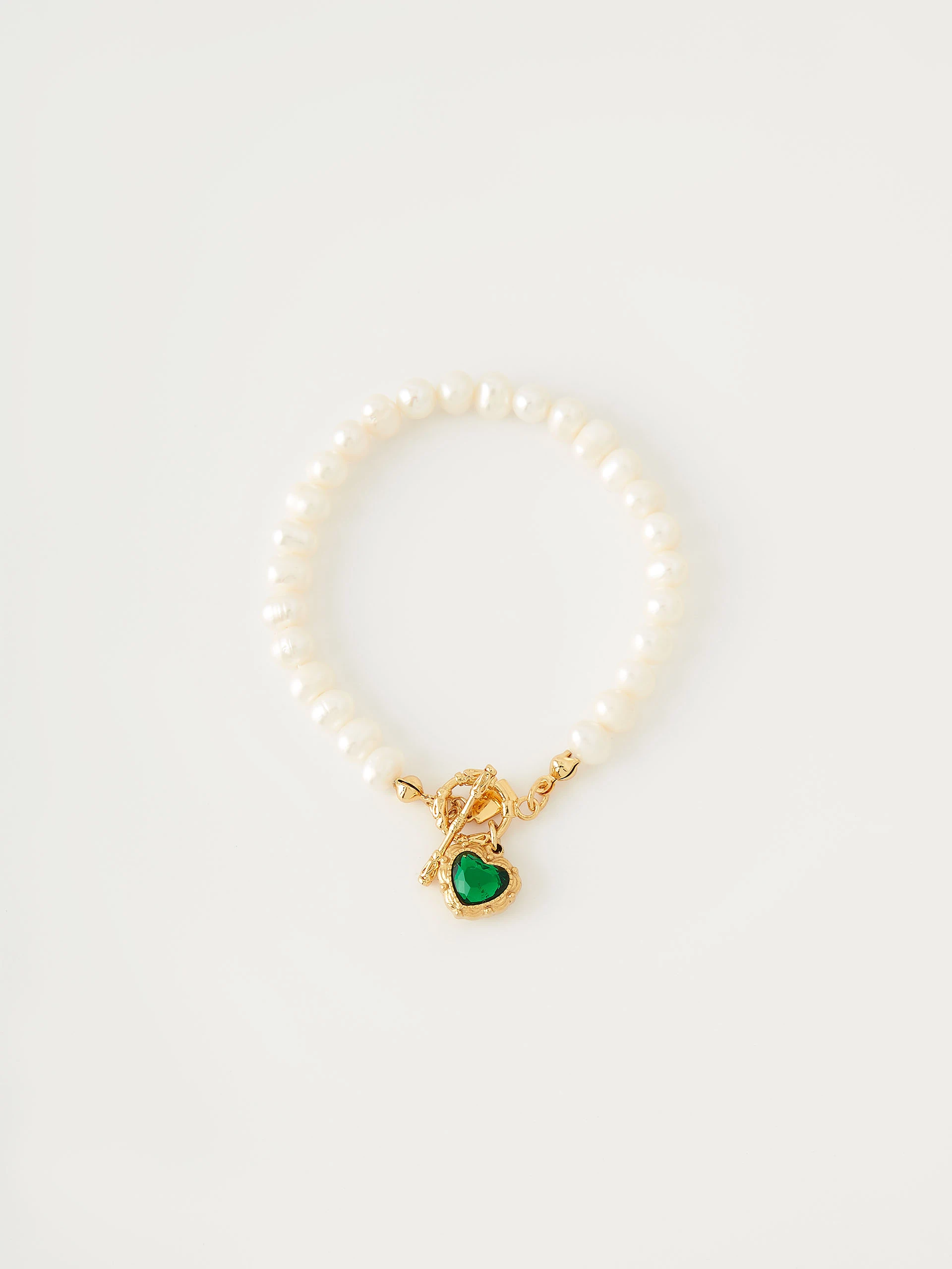 Pearl bracelet in gold color with green heart pendant